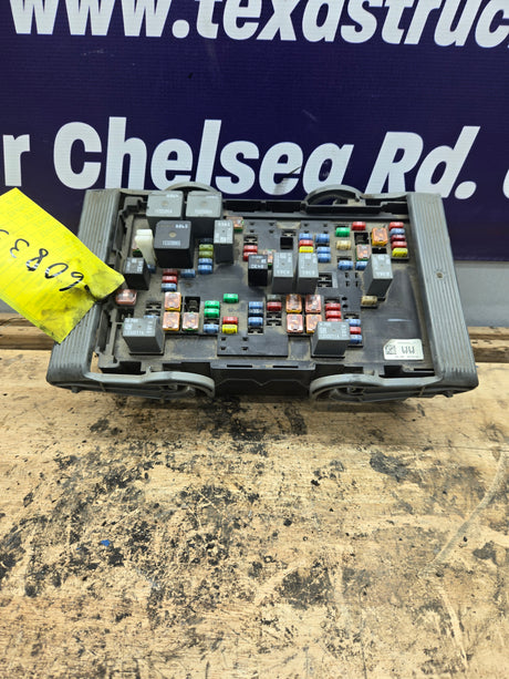 2007-2009 Chevrolet Silverado / GMC Sierra 1500 2500 3500 Engine Bay Fuse Box