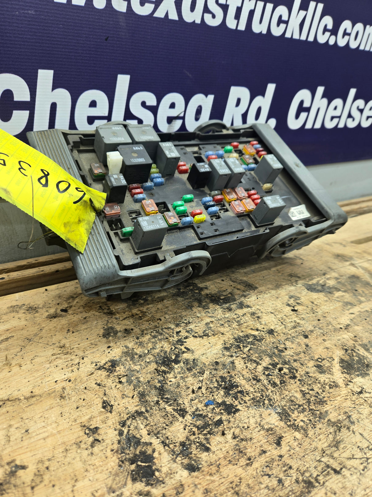 2007-2009 Chevrolet Silverado / GMC Sierra 1500 2500 3500 Engine Bay Fuse Box