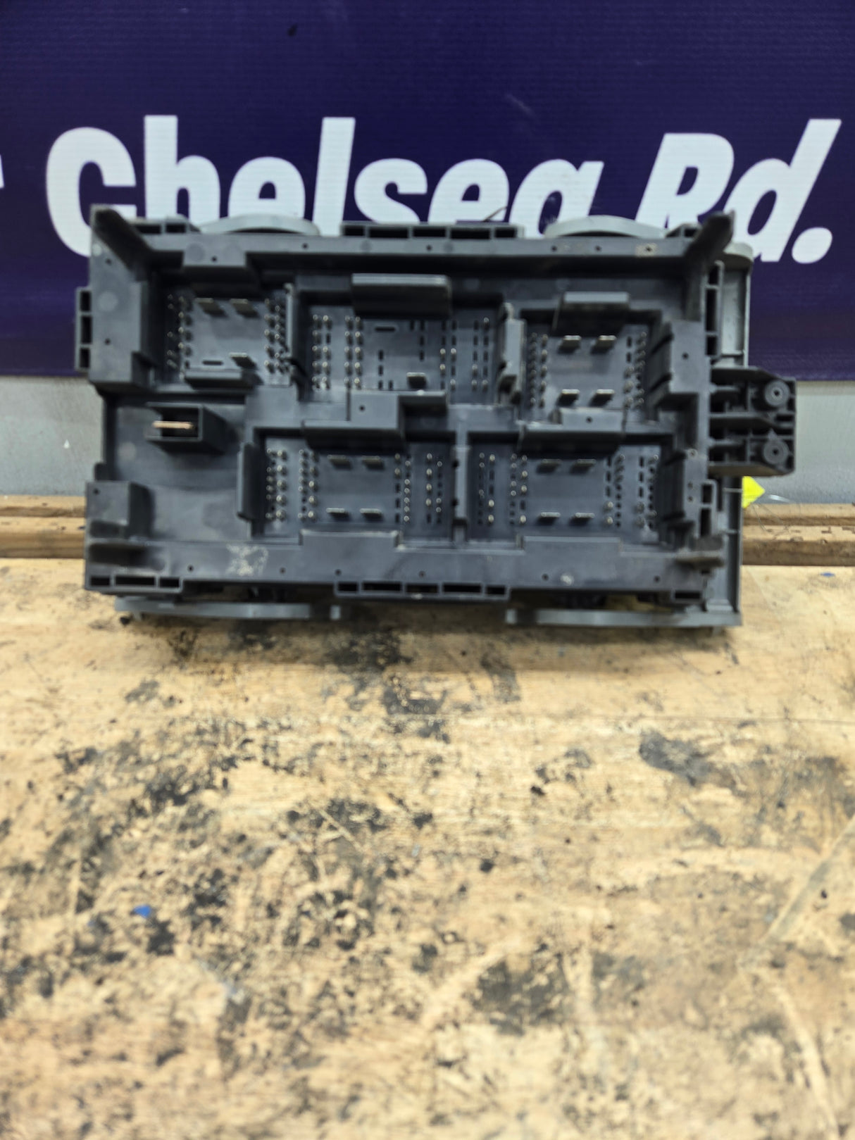 2007-2009 Chevrolet Silverado / GMC Sierra 1500 2500 3500 Engine Bay Fuse Box