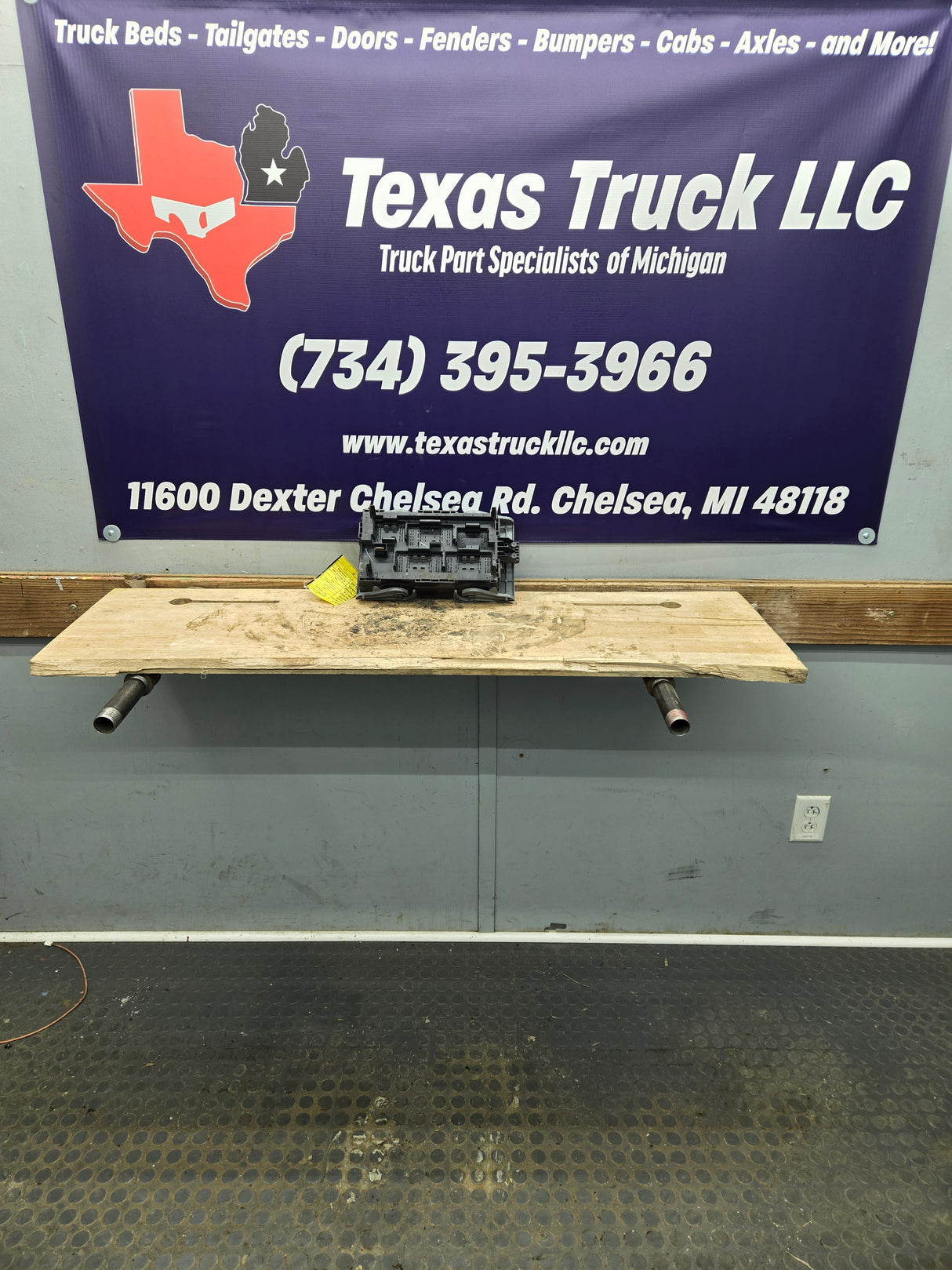 2007-2009 Chevrolet Silverado / GMC Sierra 2500 3500 Duramax Engine Bay Fuse Box - 15910898