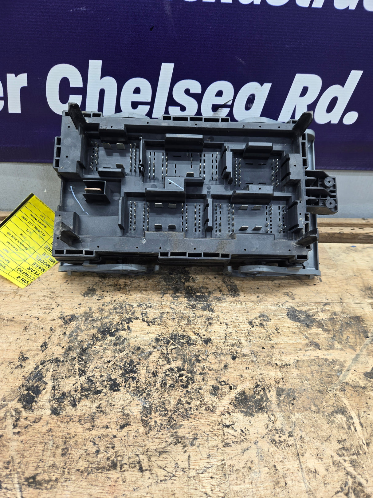 2007-2009 Chevrolet Silverado / GMC Sierra 2500 3500 Duramax Engine Bay Fuse Box - 15910898