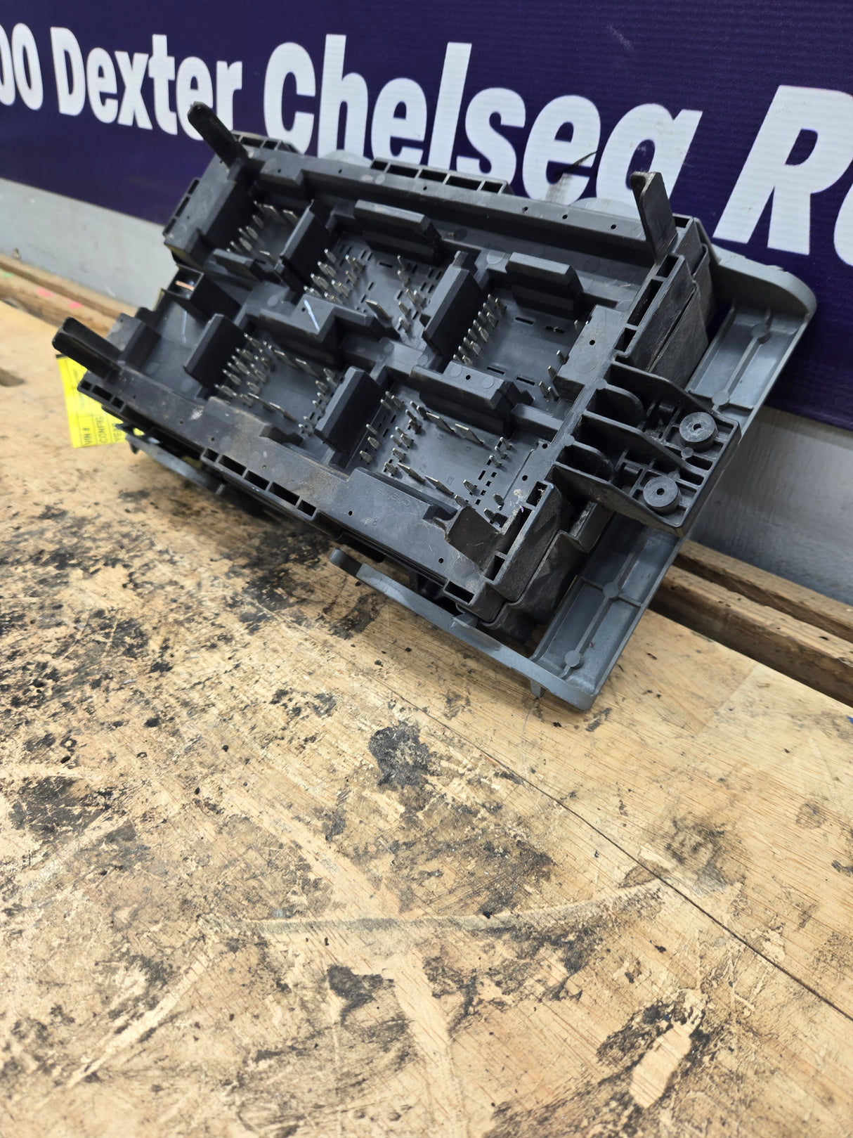 2007-2009 Chevrolet Silverado / GMC Sierra 2500 3500 Duramax Engine Bay Fuse Box - 15910898