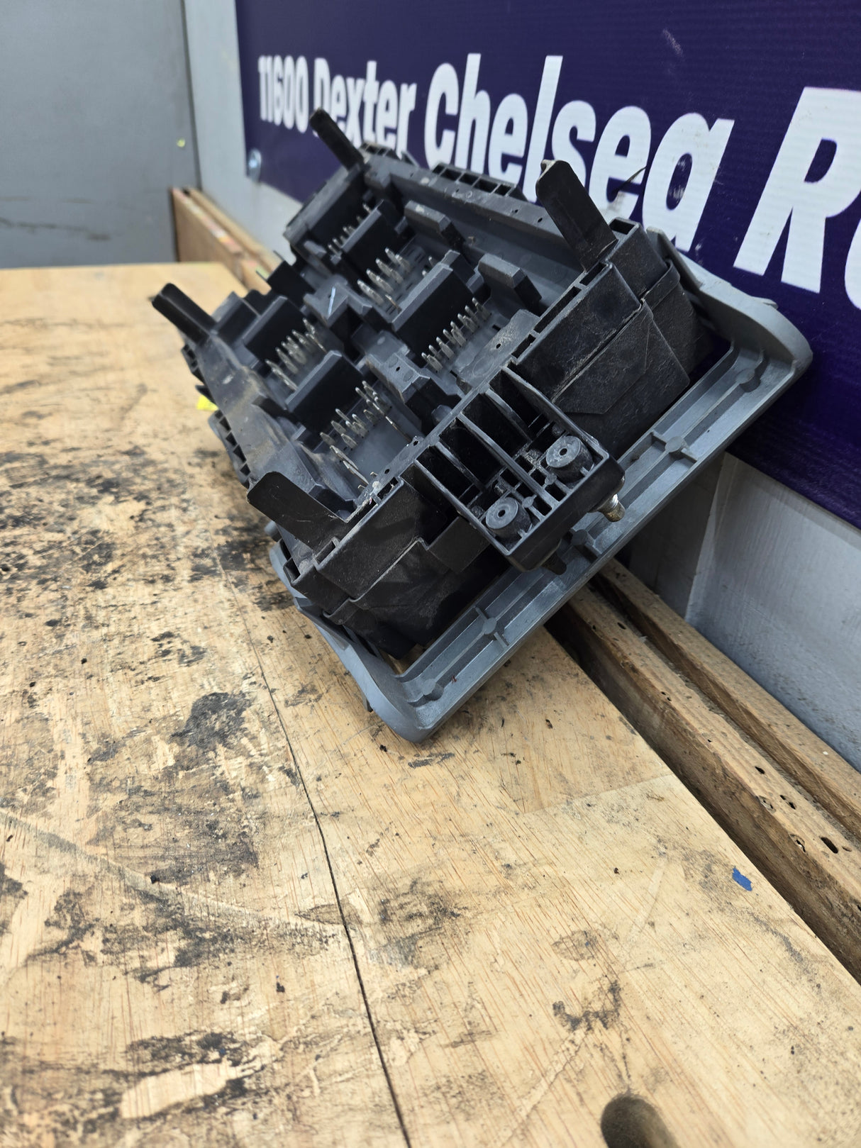 2007-2009 Chevrolet Silverado / GMC Sierra 2500 3500 Duramax Engine Bay Fuse Box - 15910898