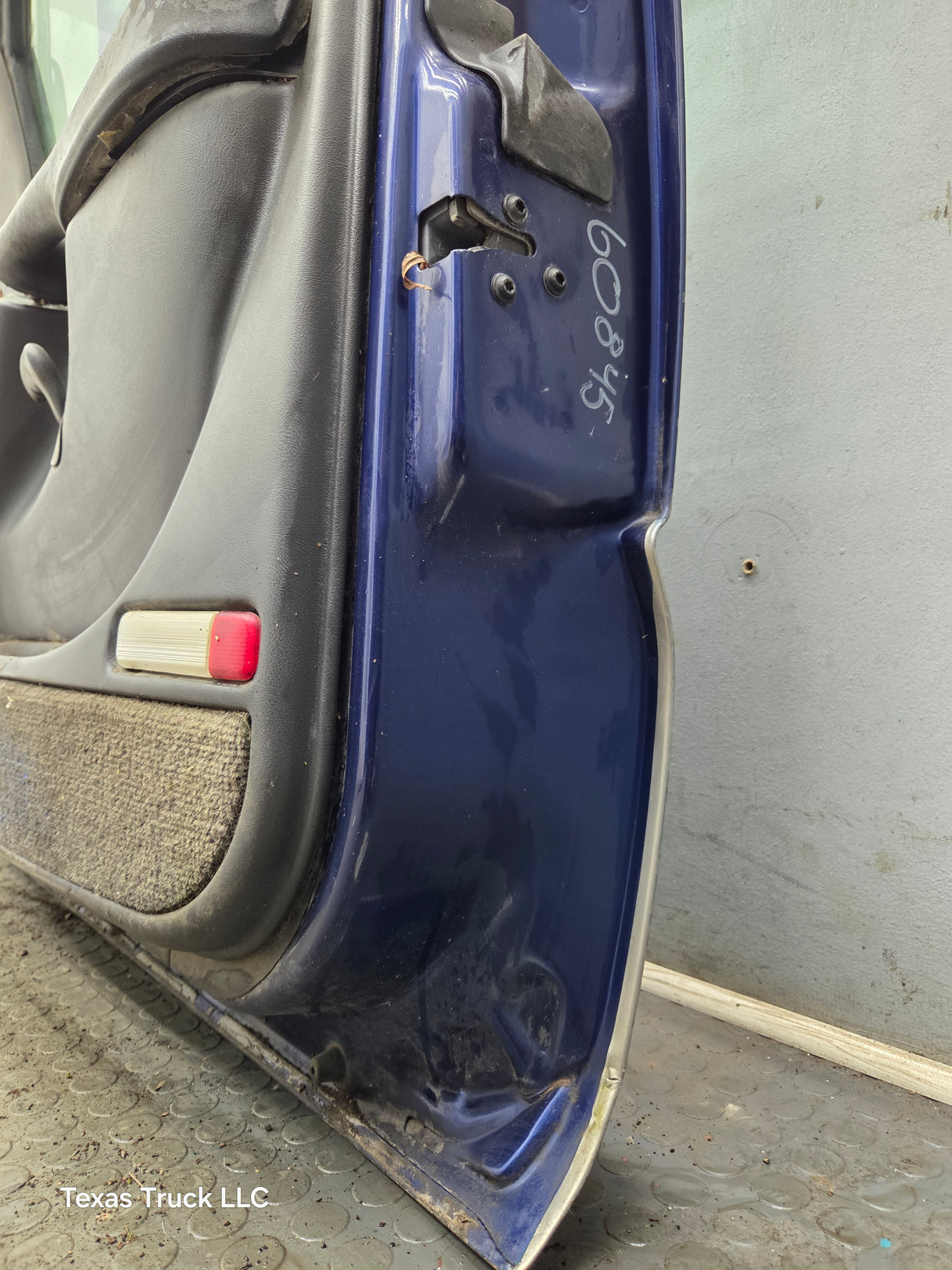 1999-2006 Chevrolet Silverado / GMC Sierra 1500 2500 3500 HD Front Passenger side Door RH
