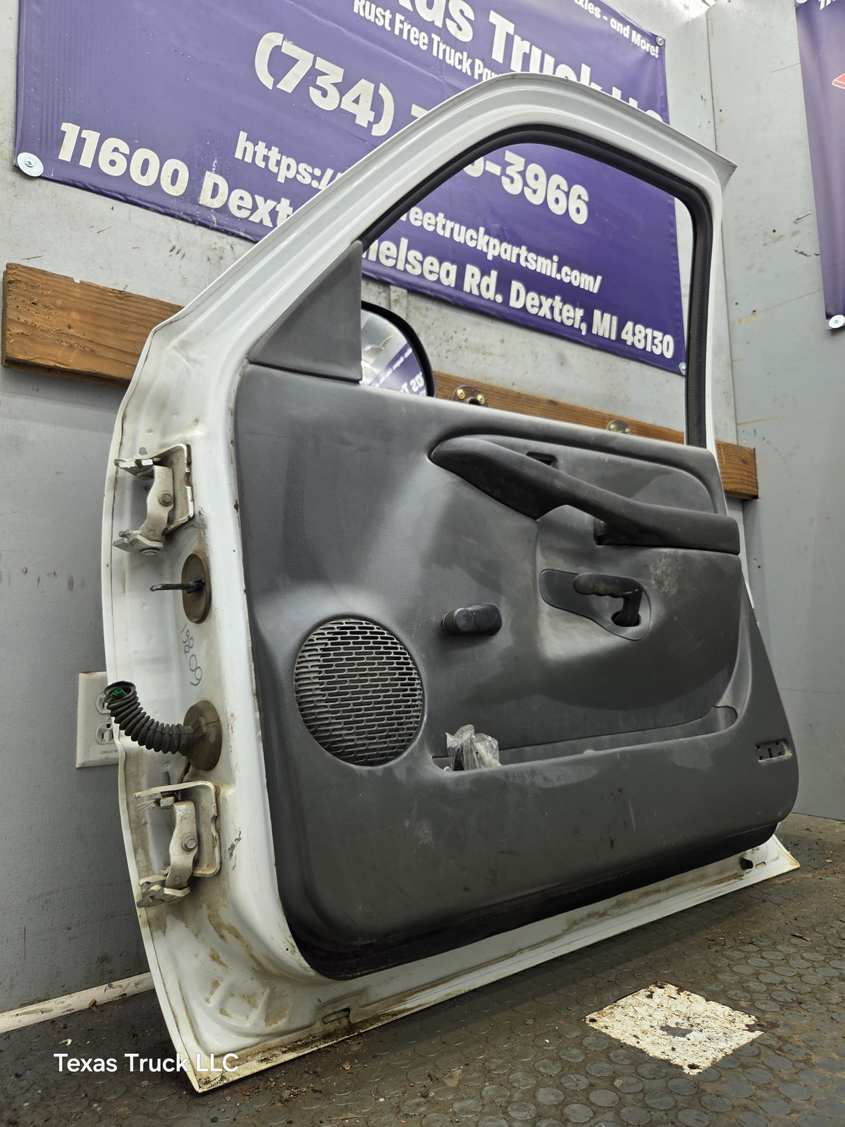 1999-2006 Chevrolet Silverado / GMC Sierra 1500 2500 3500 HD Front Passenger side Door RH