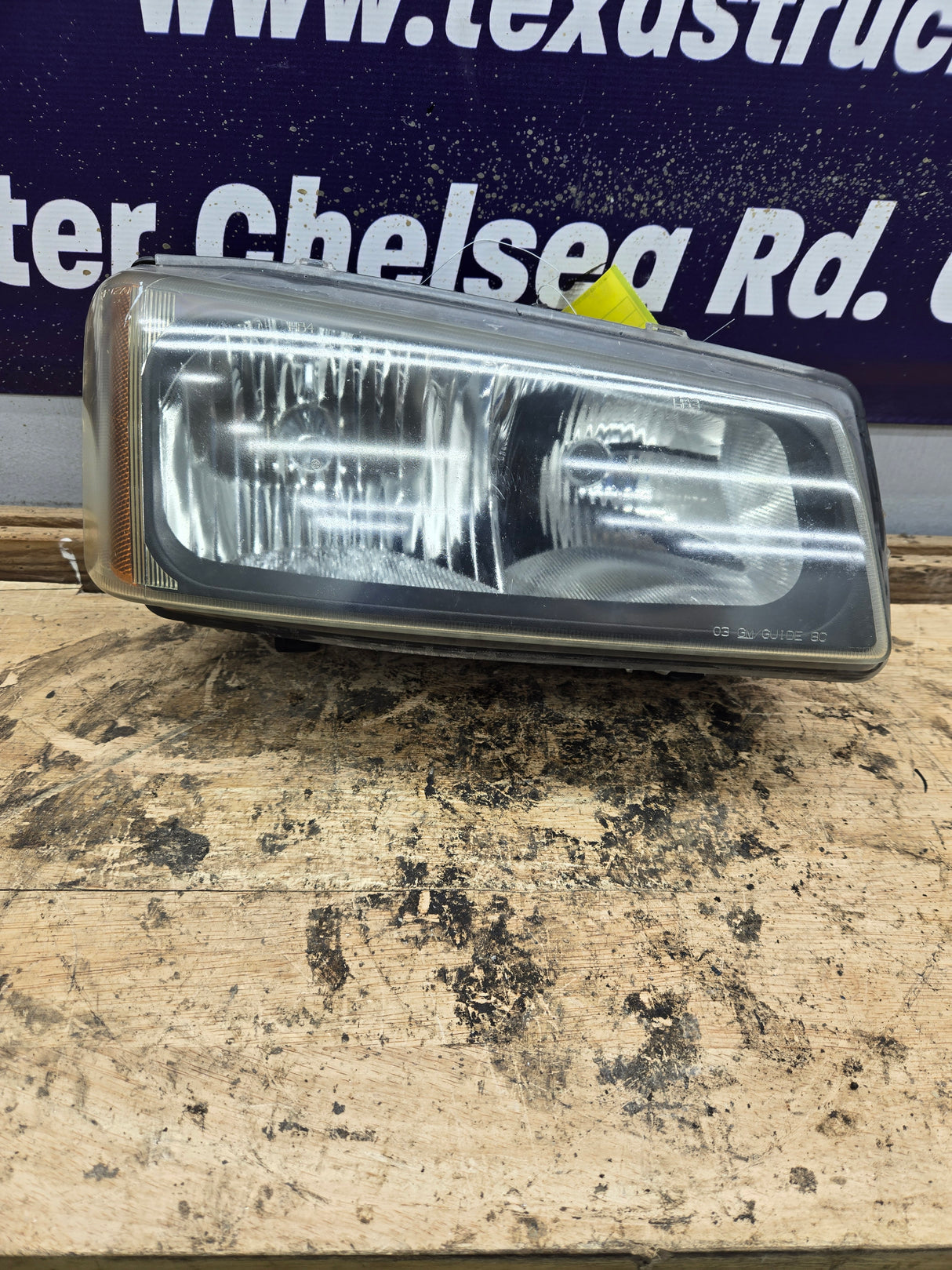 2003-2007 Chevrolet Silverado 1500 2500HD 3500HD RH Passenger Side Headlight Assembly - 10396912