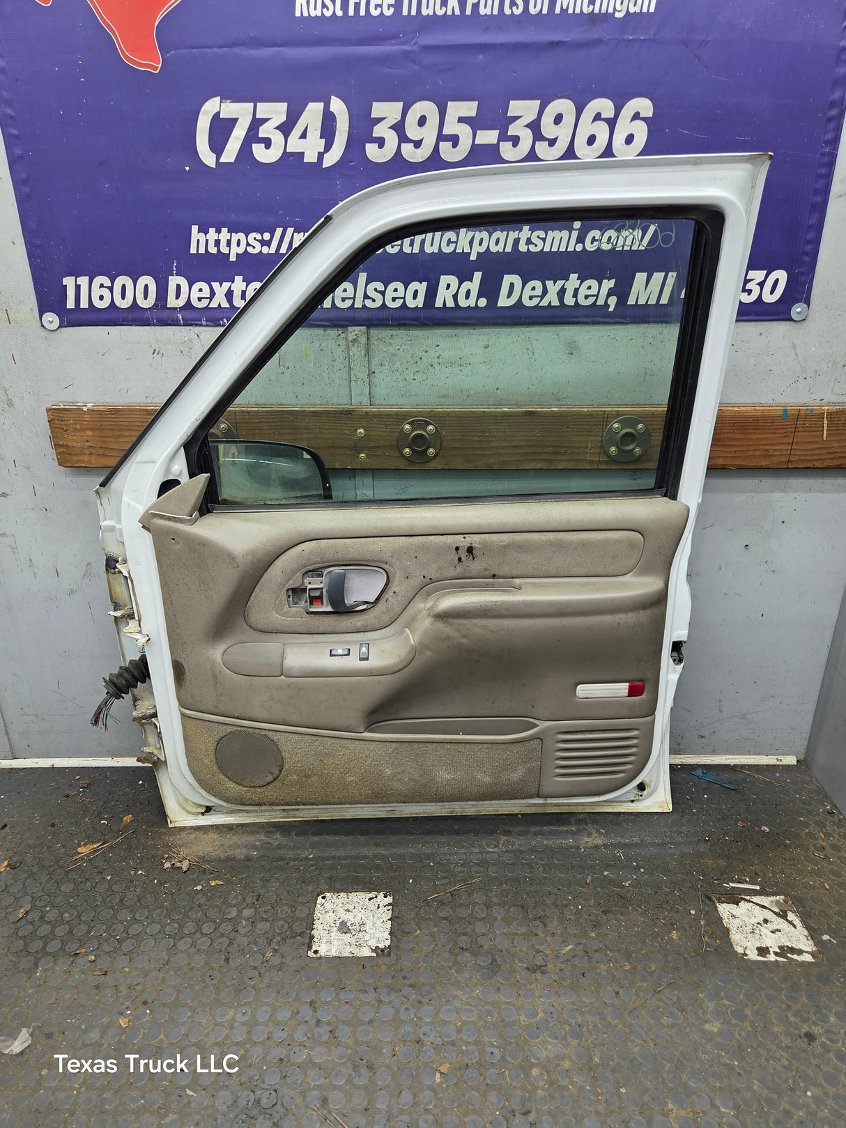 1988-2000 Chevrolet Silverado Suburban GMC Sierra RH Front Passenger Door