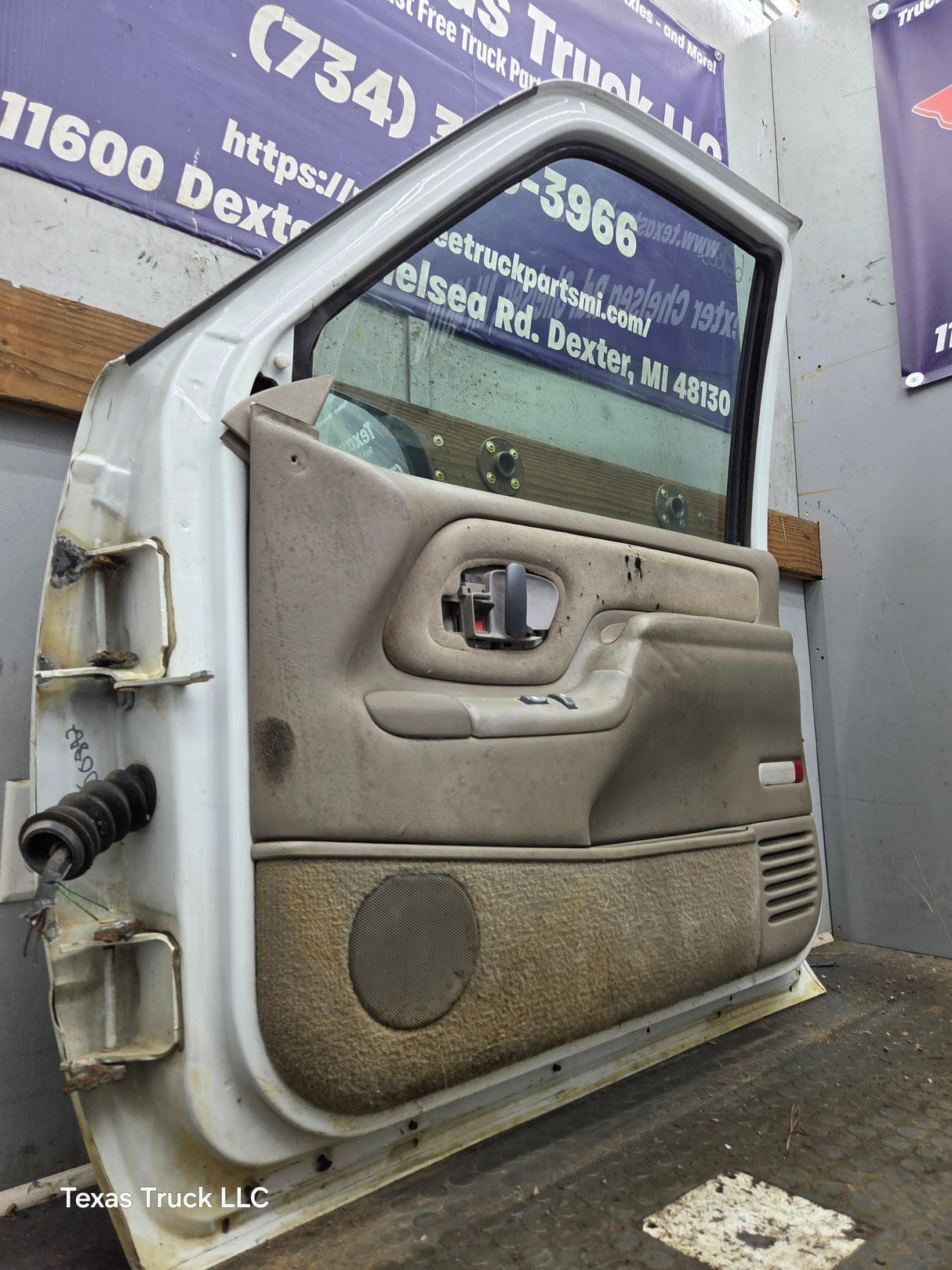 1988-2000 Chevrolet Silverado Suburban GMC Sierra RH Front Passenger Door