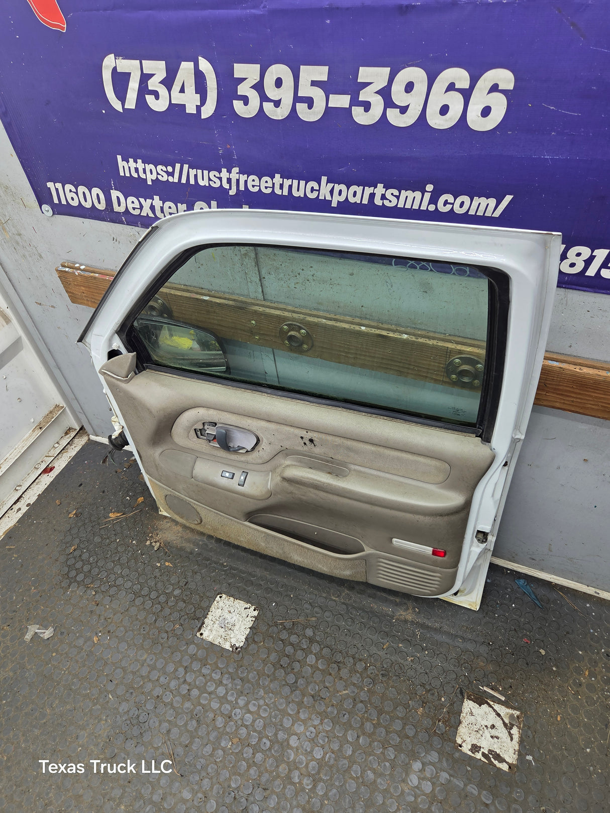 1988-2000 Chevrolet Silverado Suburban GMC Sierra RH Front Passenger Door
