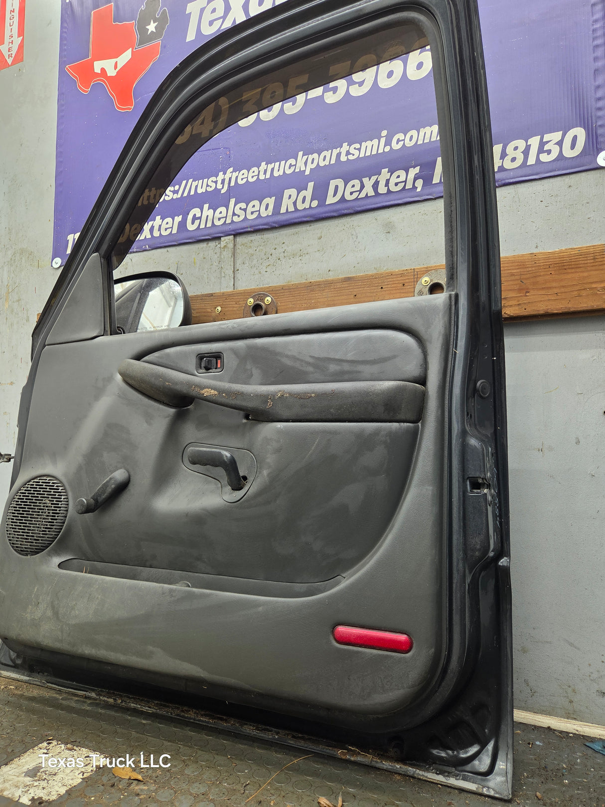 1999-2006 Chevrolet Silverado / GMC Sierra 1500 2500 3500 HD Front Passenger side Door RH