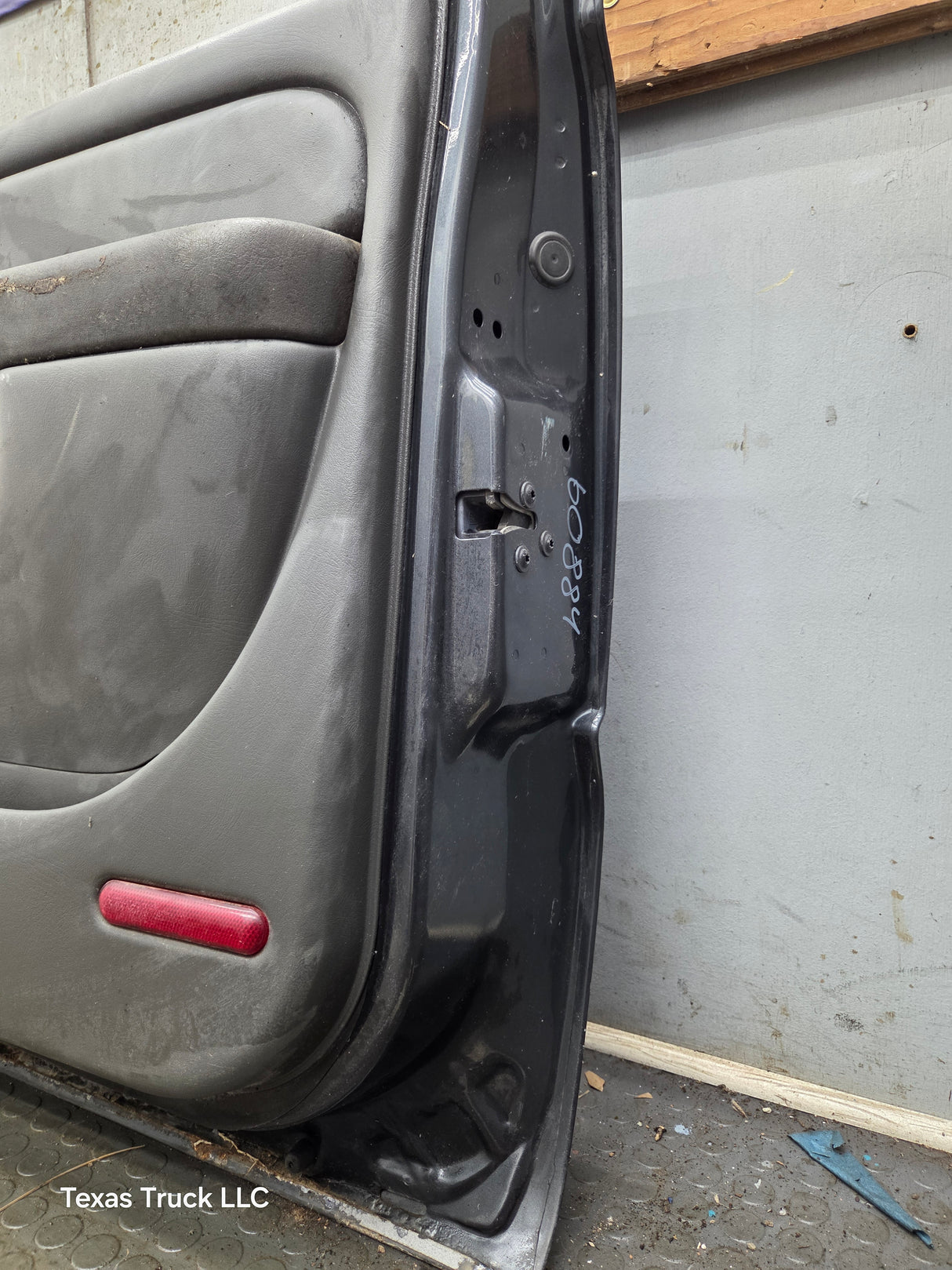 1999-2006 Chevrolet Silverado / GMC Sierra 1500 2500 3500 HD Front Passenger side Door RH