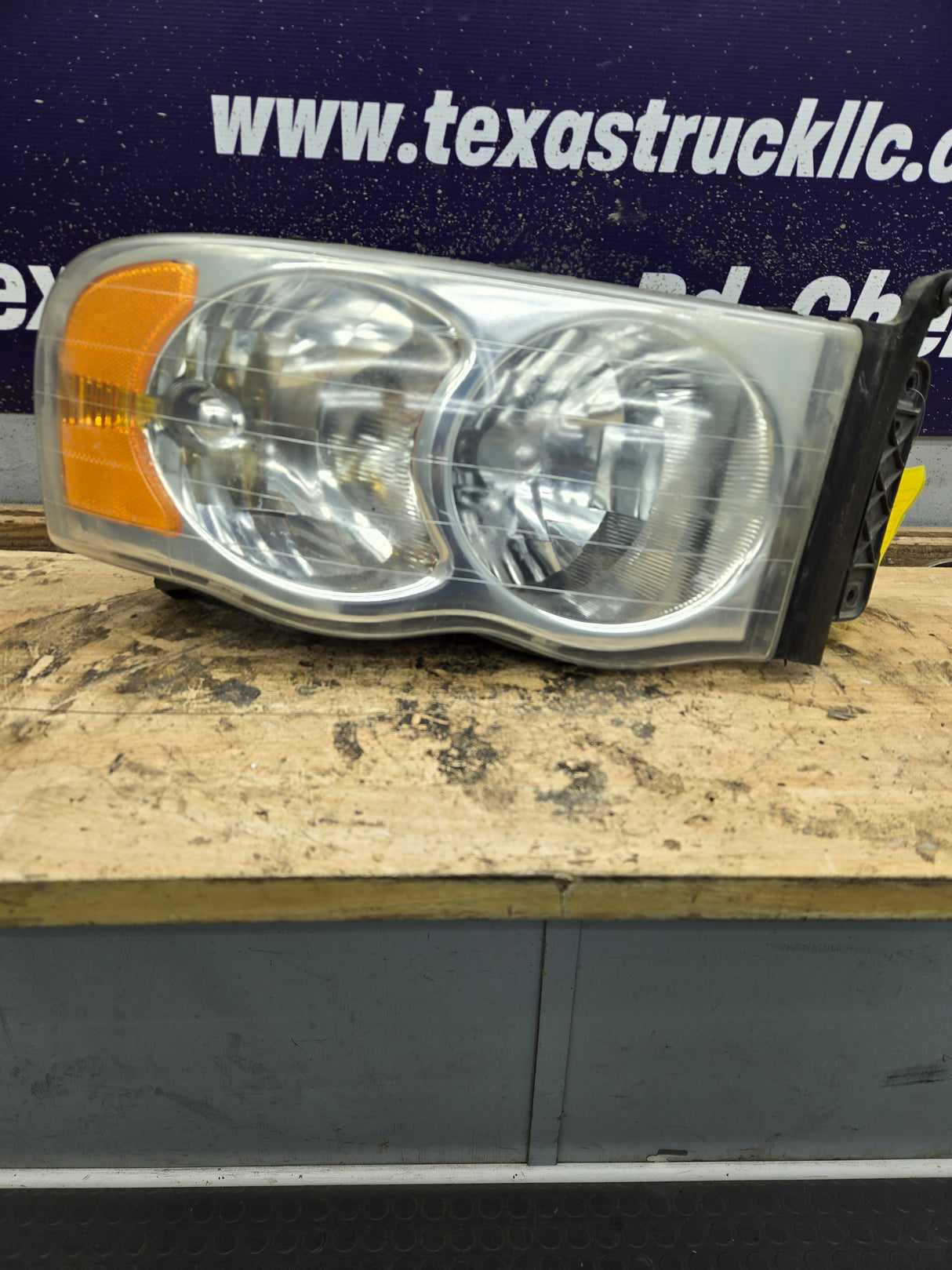2002-2005 Dodge Ram 1500 2500 3500 RH Passenger Side Headlight 55077120AG