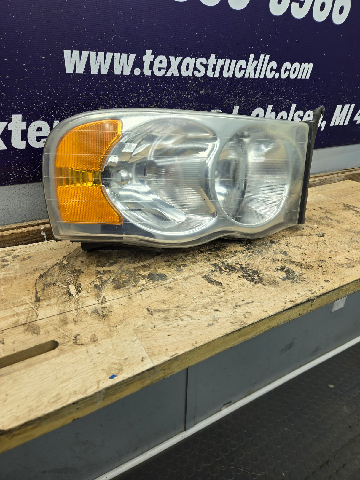 2002-2005 Dodge Ram 1500 2500 3500 RH Passenger Side Headlight 55077120AG