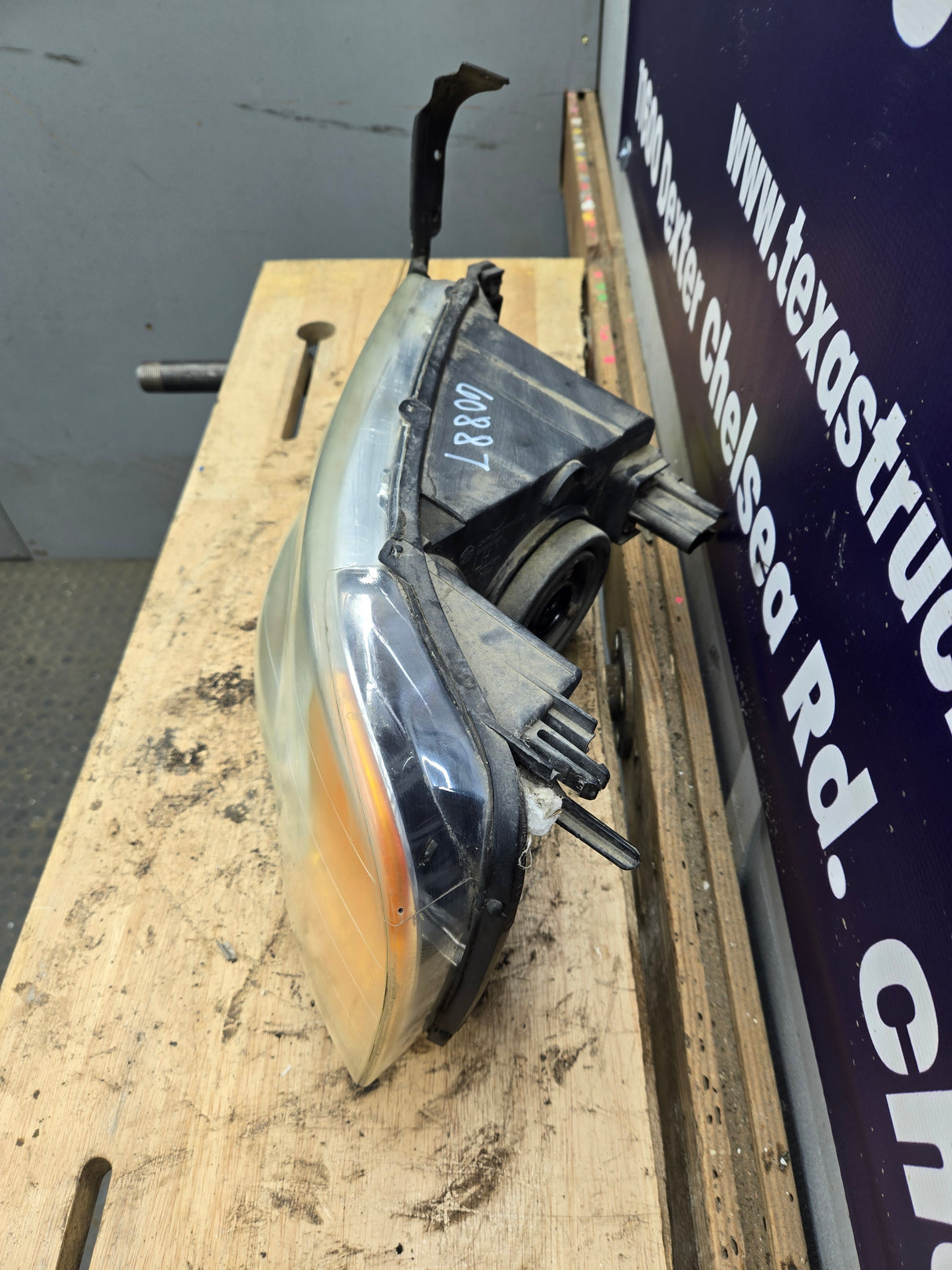 2002-2005 Dodge Ram 1500 2500 3500 LH Driver Side Headlight 55077121AD