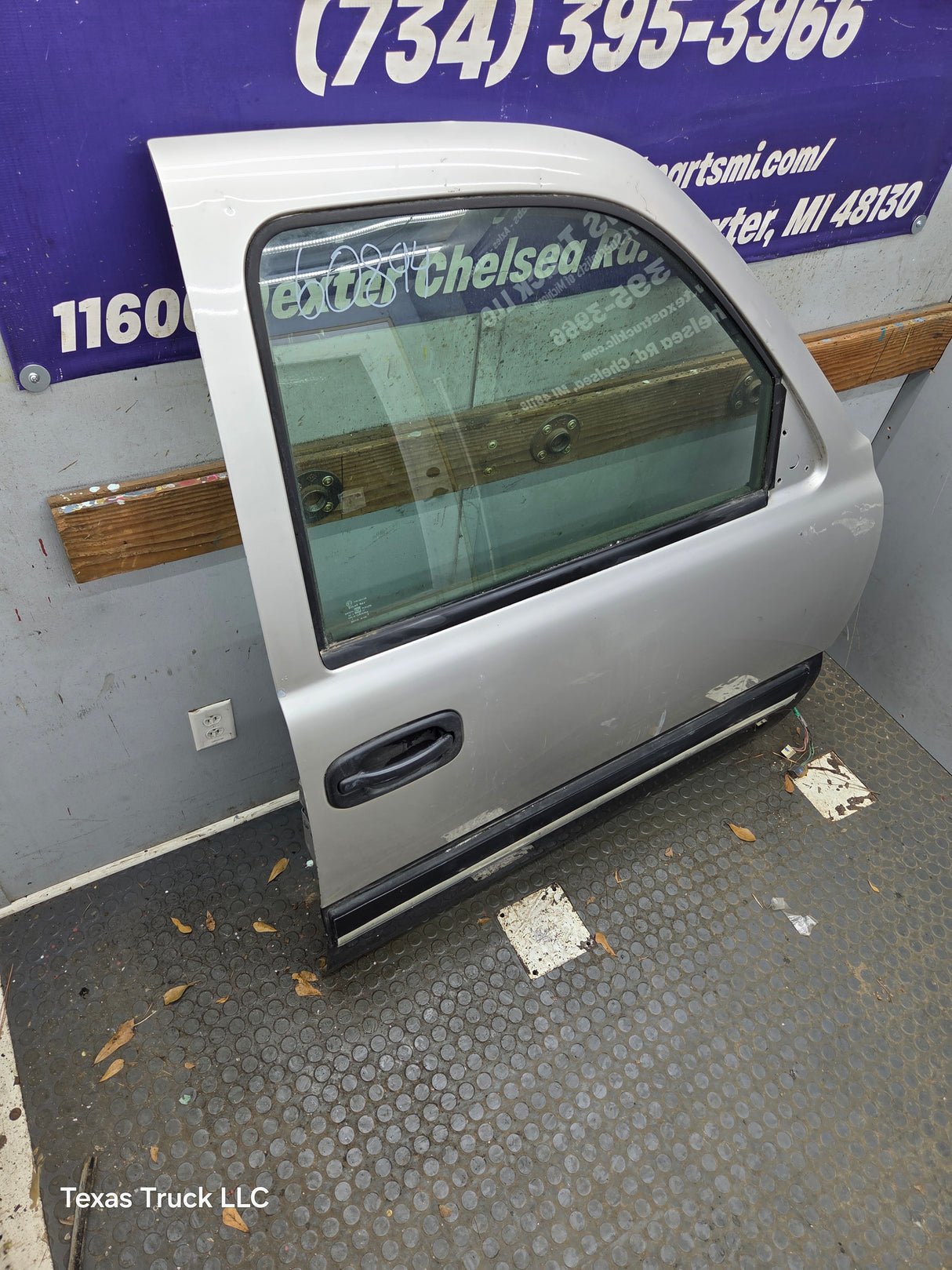 1999-2006 Chevrolet Silverado / GMC Sierra 1500 2500 3500 HD Front Passenger side Door RH