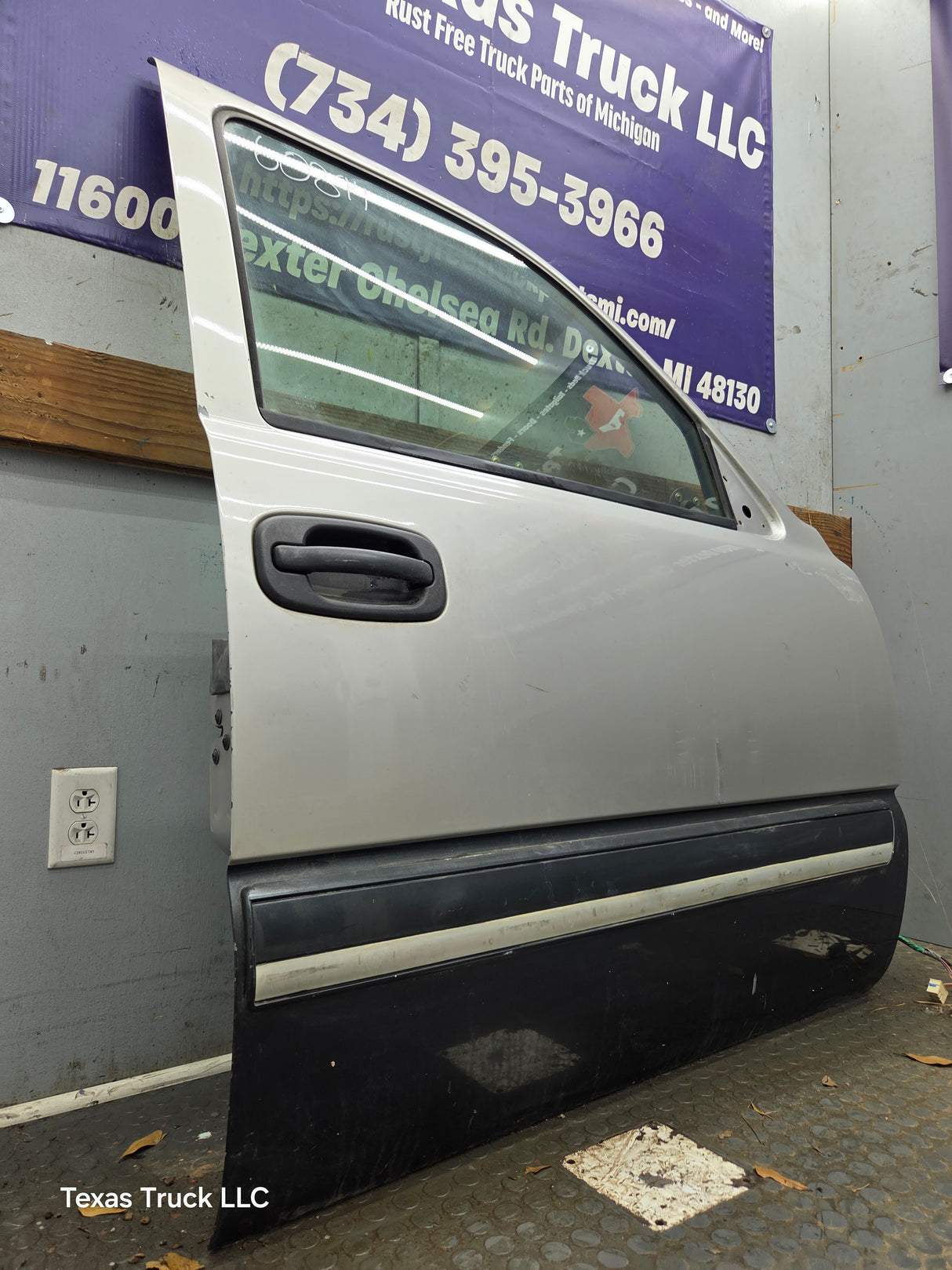 1999-2006 Chevrolet Silverado / GMC Sierra 1500 2500 3500 HD Front Passenger side Door RH