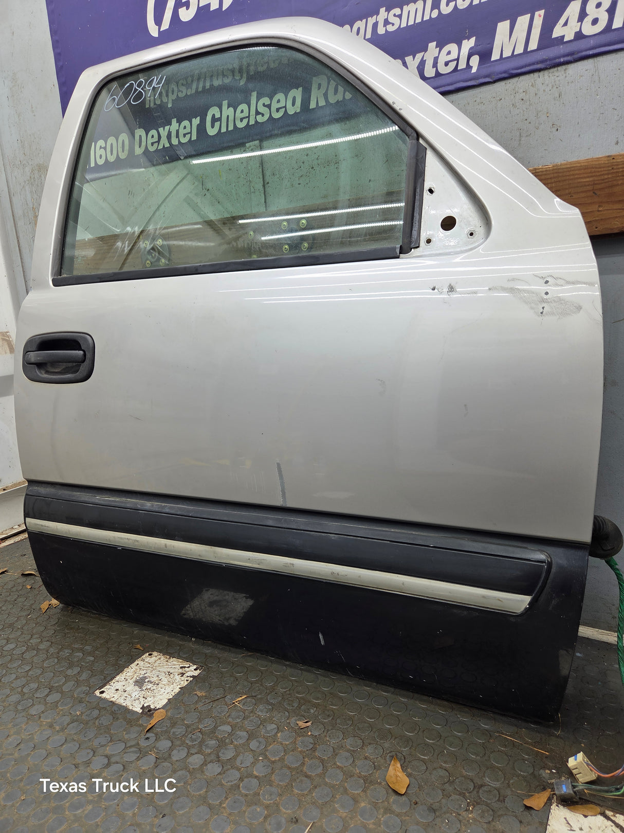 1999-2006 Chevrolet Silverado / GMC Sierra 1500 2500 3500 HD Front Passenger side Door RH