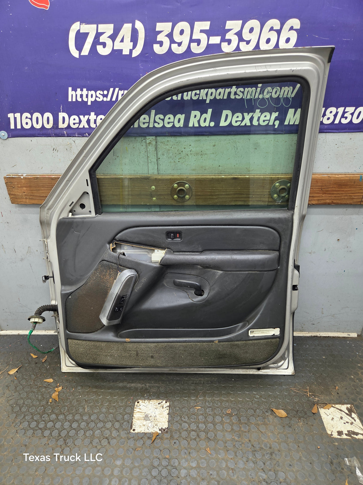 1999-2006 Chevrolet Silverado / GMC Sierra 1500 2500 3500 HD Front Passenger side Door RH