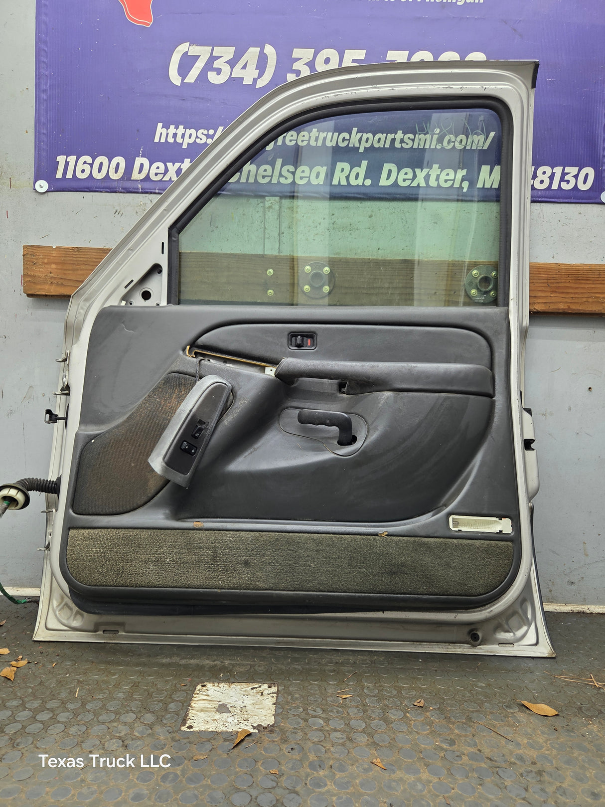 1999-2006 Chevrolet Silverado / GMC Sierra 1500 2500 3500 HD Front Passenger side Door RH