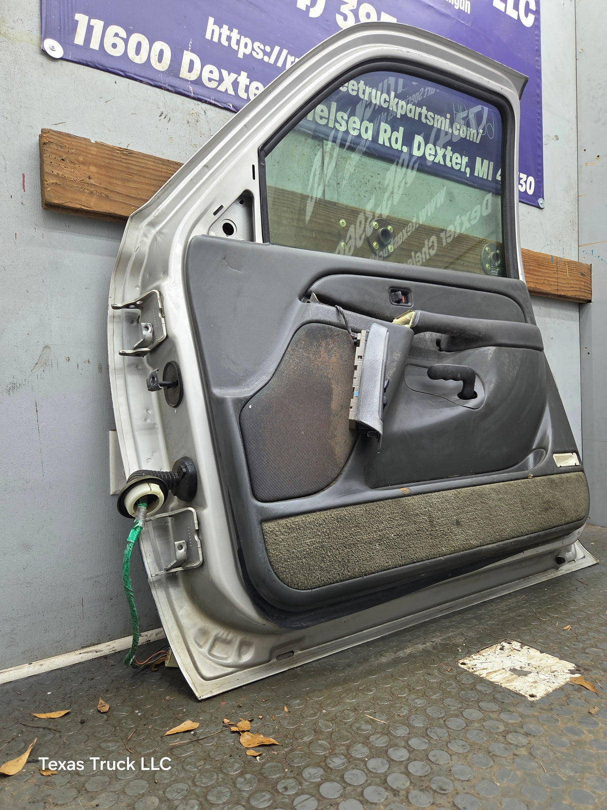 1999-2006 Chevrolet Silverado / GMC Sierra 1500 2500 3500 HD Front Passenger side Door RH