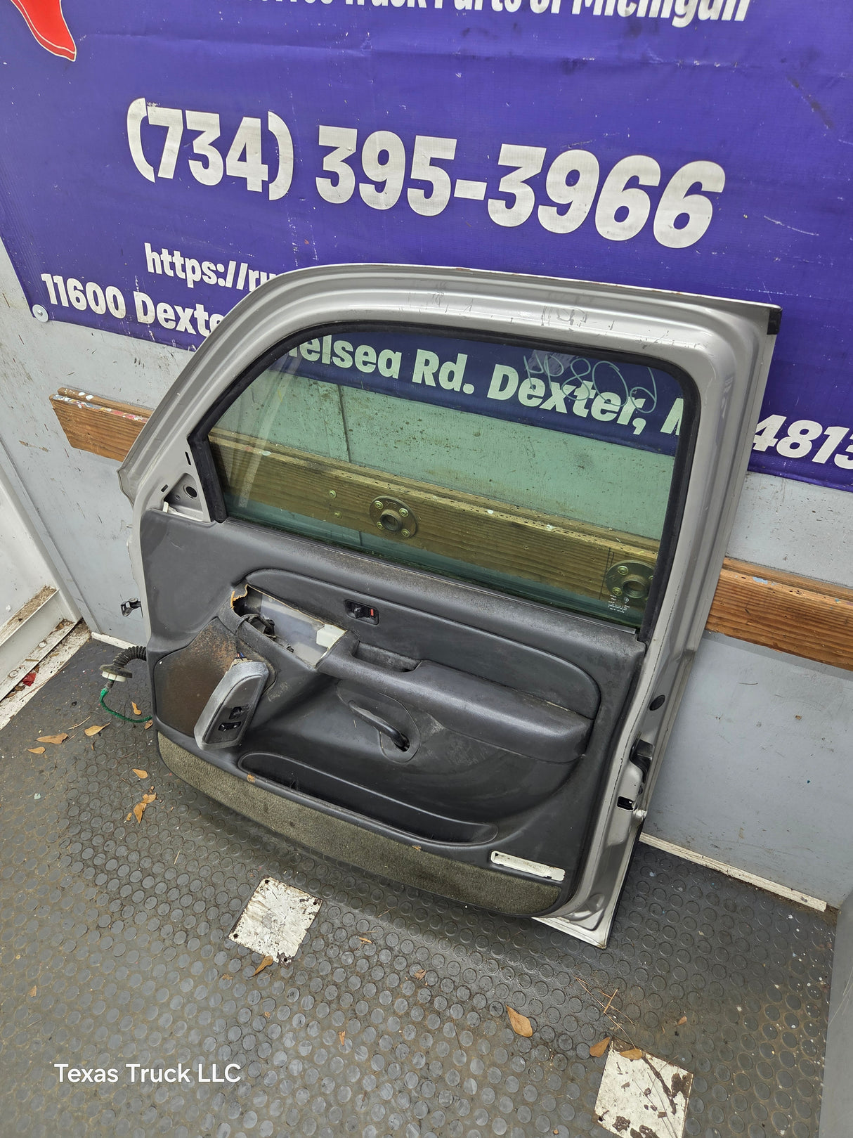 1999-2006 Chevrolet Silverado / GMC Sierra 1500 2500 3500 HD Front Passenger side Door RH