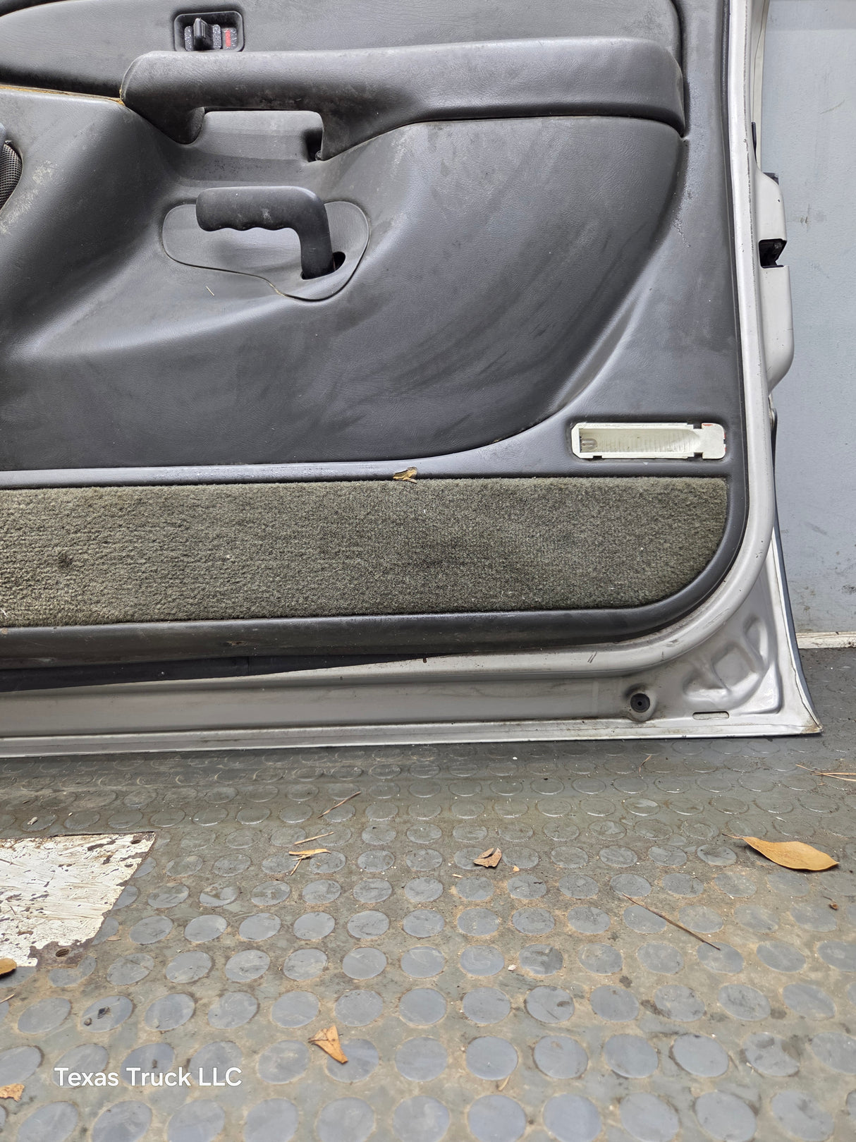 1999-2006 Chevrolet Silverado / GMC Sierra 1500 2500 3500 HD Front Passenger side Door RH