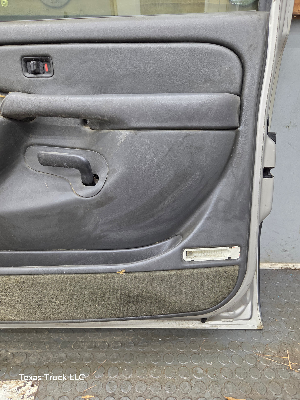 1999-2006 Chevrolet Silverado / GMC Sierra 1500 2500 3500 HD Front Passenger side Door RH