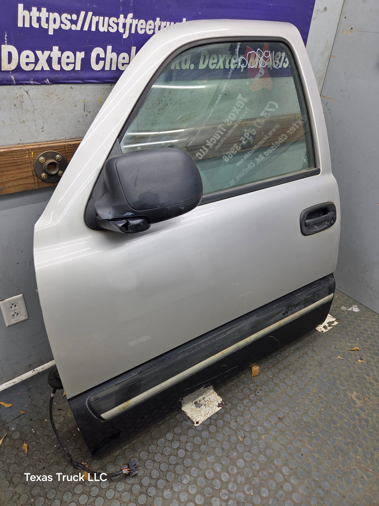 1999-2006 Chevrolet Silverado / GMC Sierra 1500 2500 3500 HD Front Driver Side Door LH