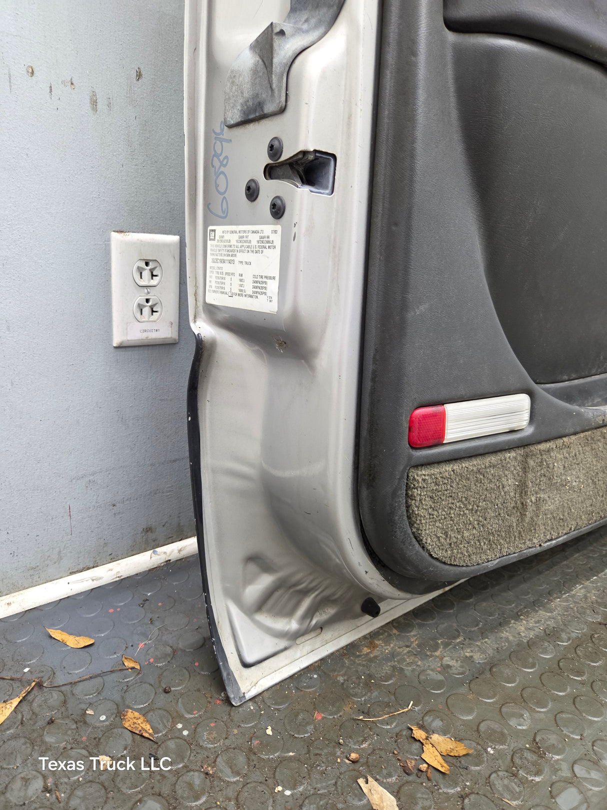 1999-2006 Chevrolet Silverado / GMC Sierra 1500 2500 3500 HD Front Driver Side Door LH