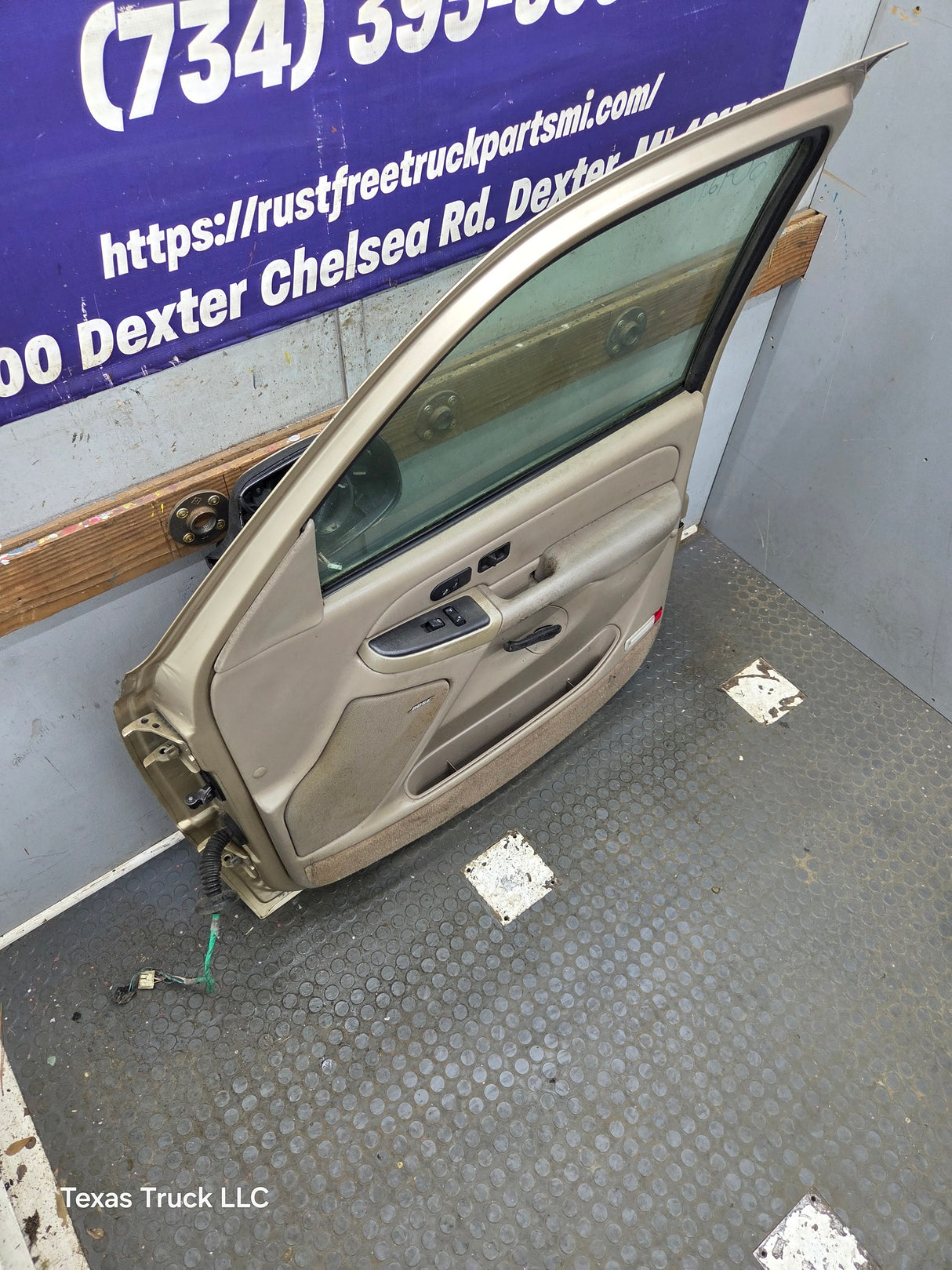 1999-2006 Chevrolet Silverado / GMC Sierra 1500 2500 3500 HD Front Passenger Side Door RH