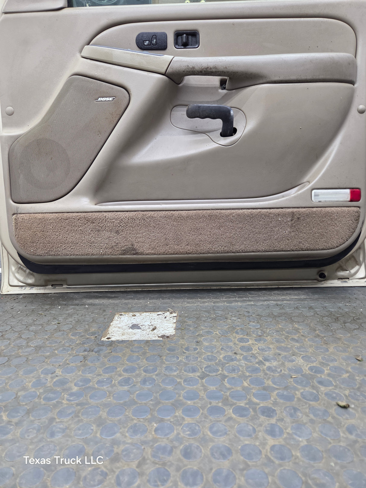 1999-2006 Chevrolet Silverado / GMC Sierra 1500 2500 3500 HD Front Passenger Side Door RH