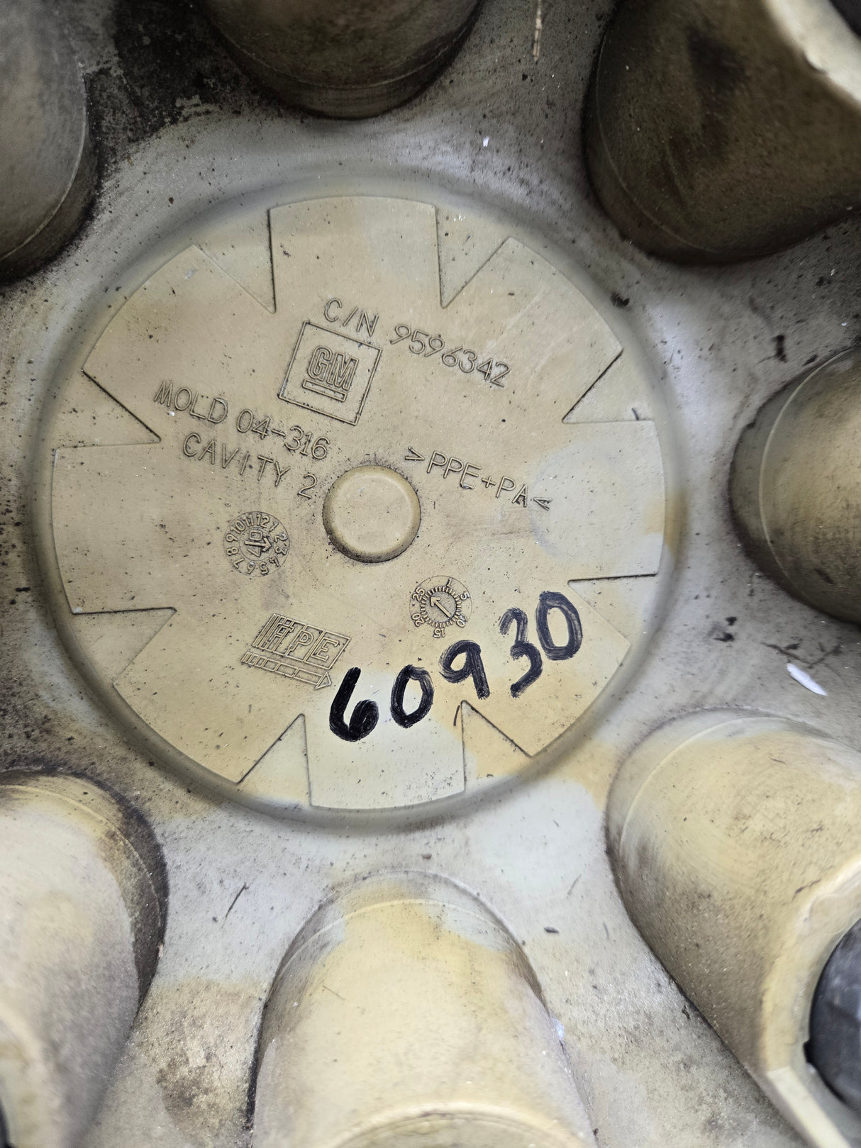 2007-2013 Chevy Silverado 2500 3500 Center Hub Cap P/N 9596342