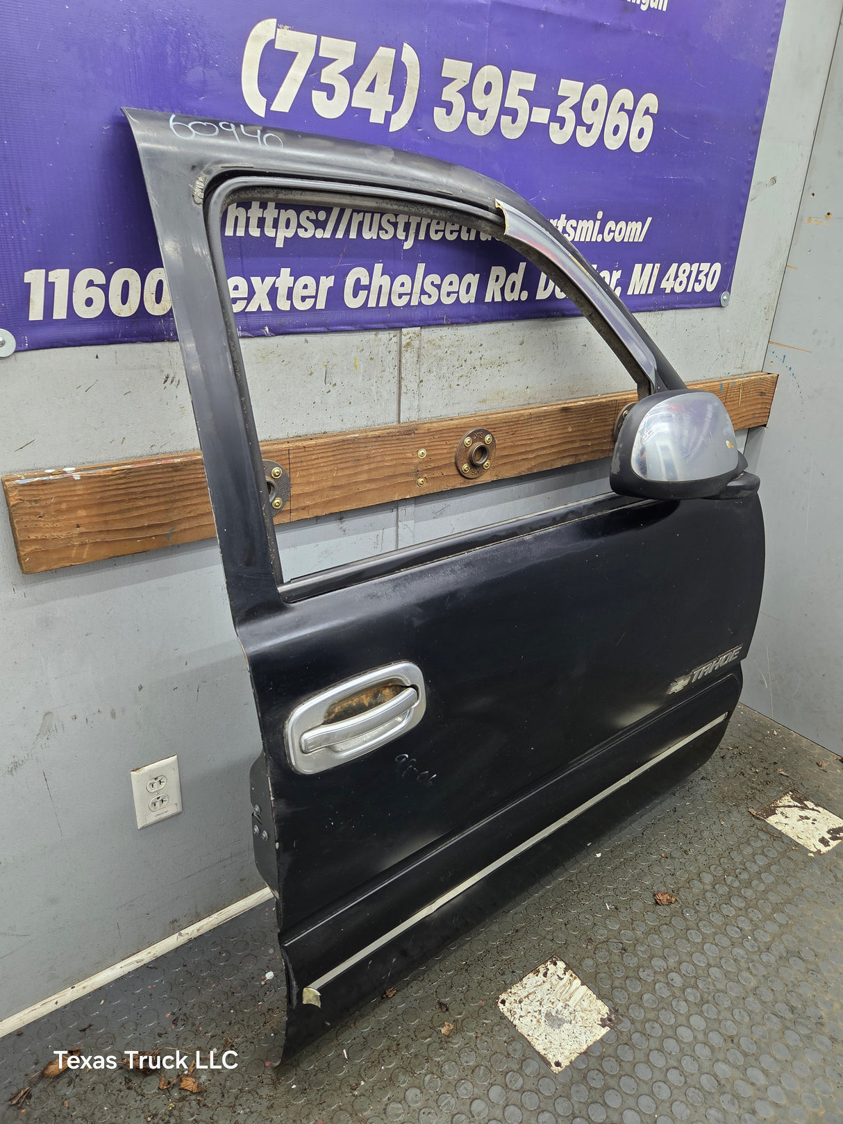 1999-2006 Chevrolet Silverado / GMC Sierra 1500 2500 3500 HD Front Passenger Side Door RH