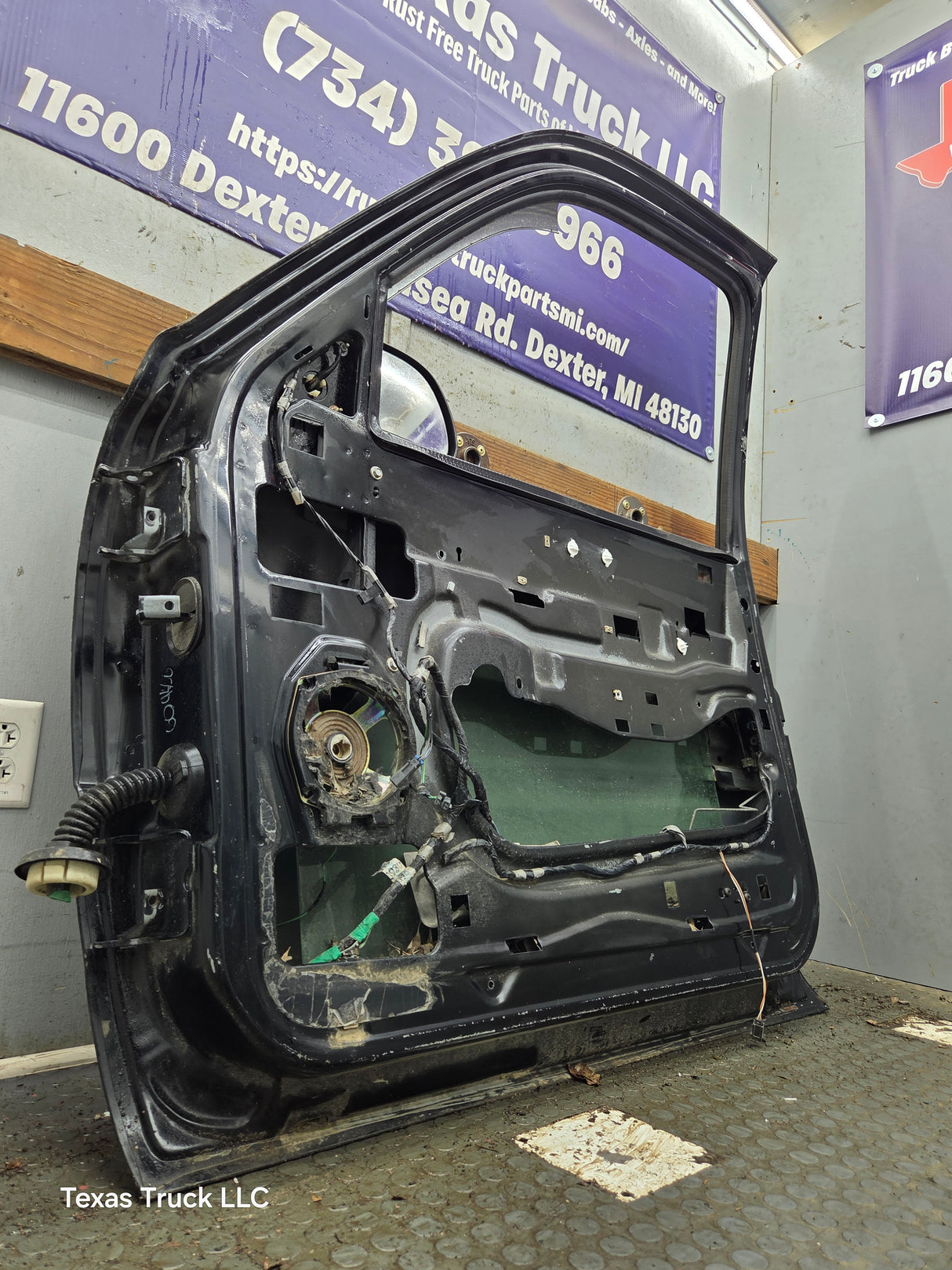 1999-2006 Chevrolet Silverado / GMC Sierra 1500 2500 3500 HD Front Passenger Side Door RH