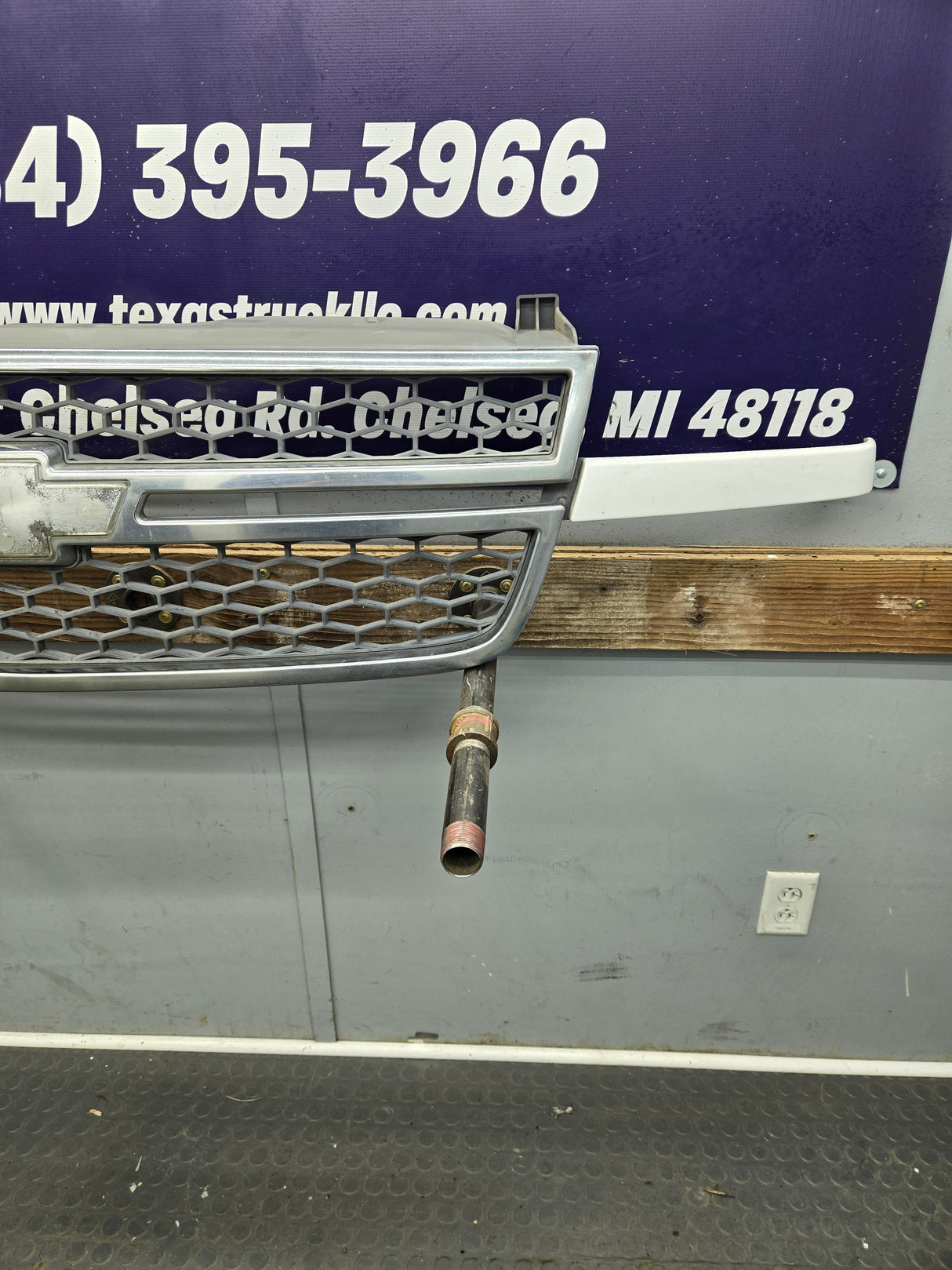 2003-2006 Chevrolet Silverado 1500 2500 3500 HD 'Cateye' Grill OEM - Chrome