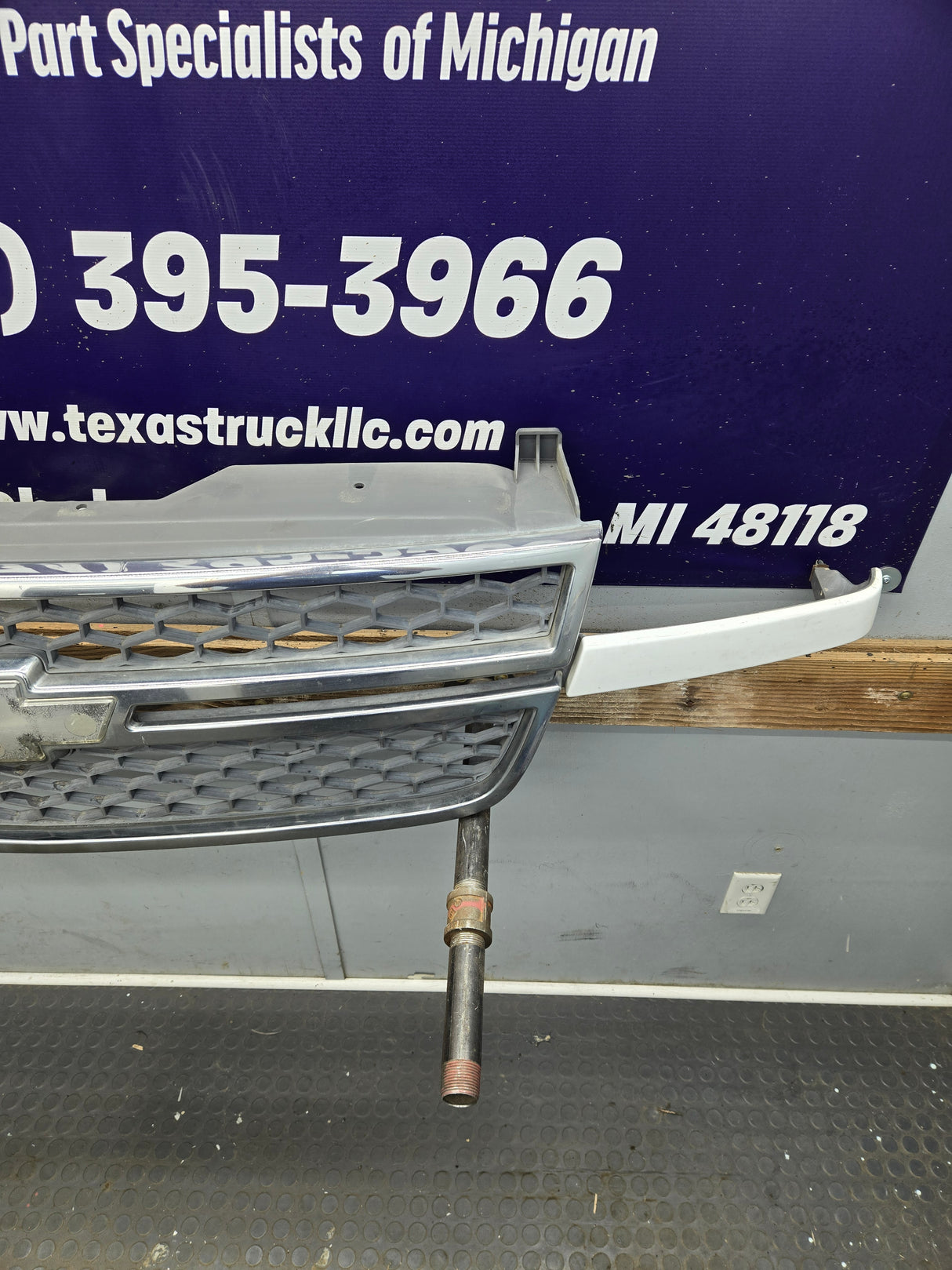 2003-2006 Chevrolet Silverado 1500 2500 3500 HD 'Cateye' Grill OEM - Chrome