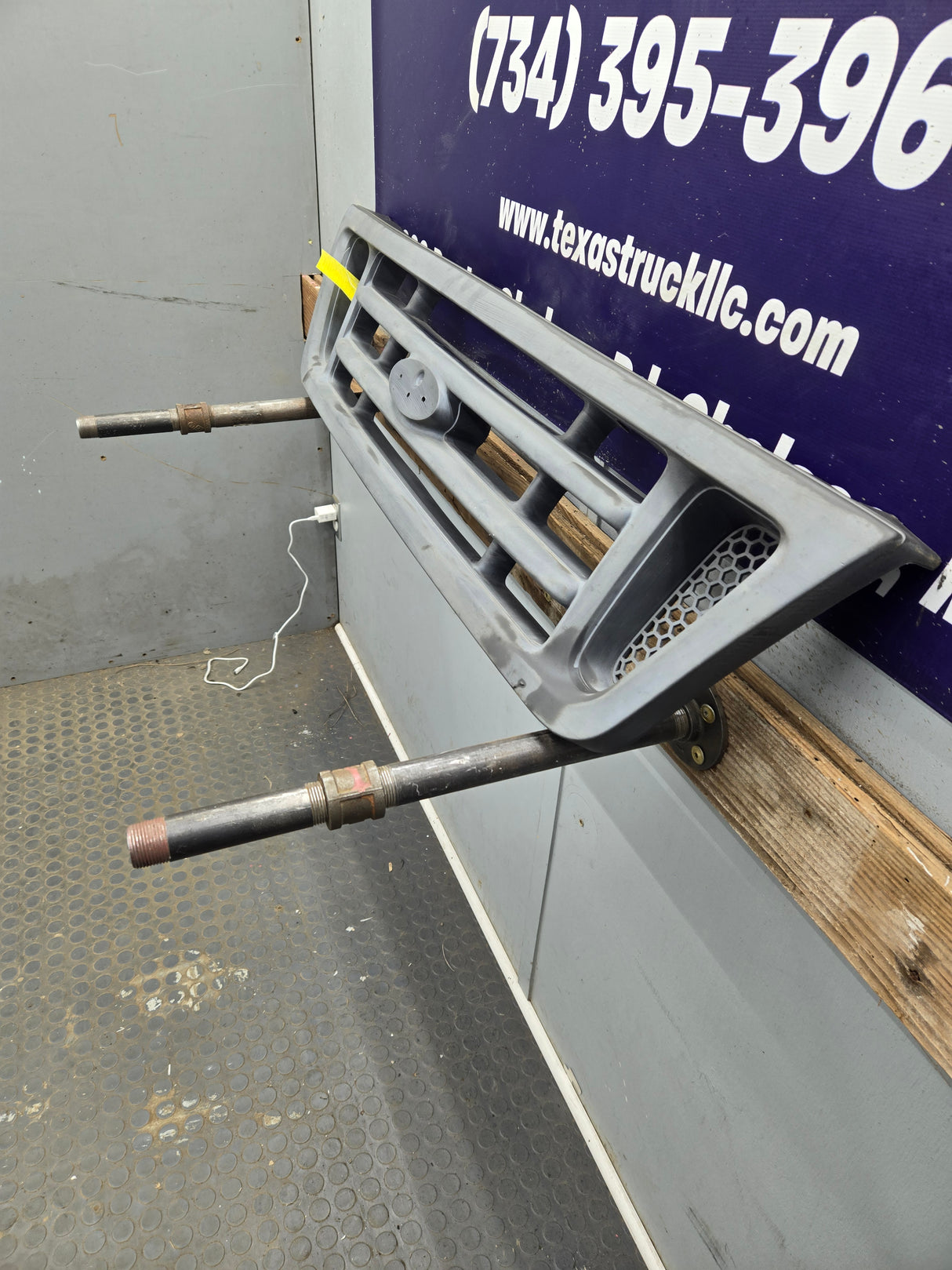2004-2007 E-150 E-250 E-350 E-450 Econoline Van Grill