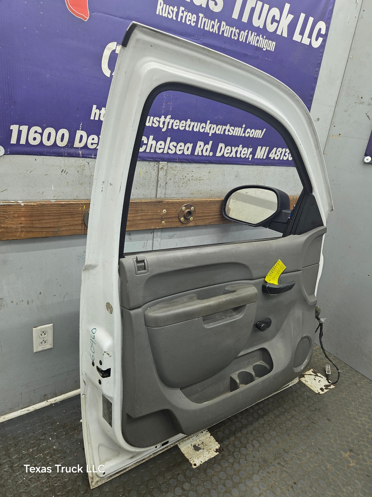 2007-2013 Chevrolet Silverado / GMC Sierra 1500 2500 3500 HD LH Front Driver Side Door