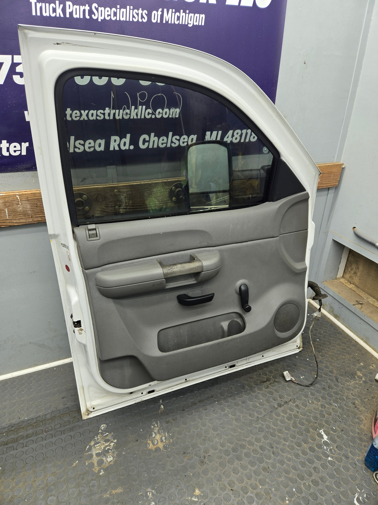 2007-2013 Chevrolet Silverado / GMC Sierra 1500 2500 3500 HD LH Front Driver Side Door
