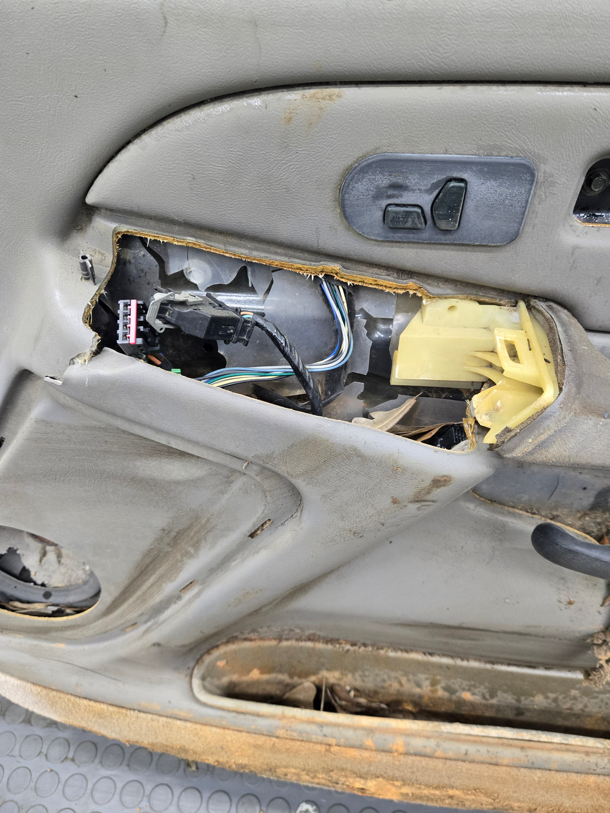 1999-2006 Chevrolet Silverado / GMC Sierra 1500 2500 3500 HD Front Passenger side Door RH