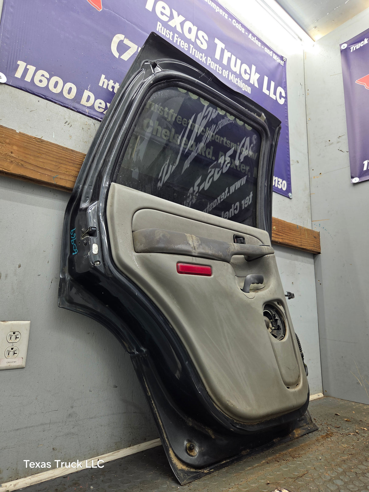 2001-2006 Chevrolet Tahoe / GMC Yukon 1500 2500HD Rear Driver Side Rear Door LH