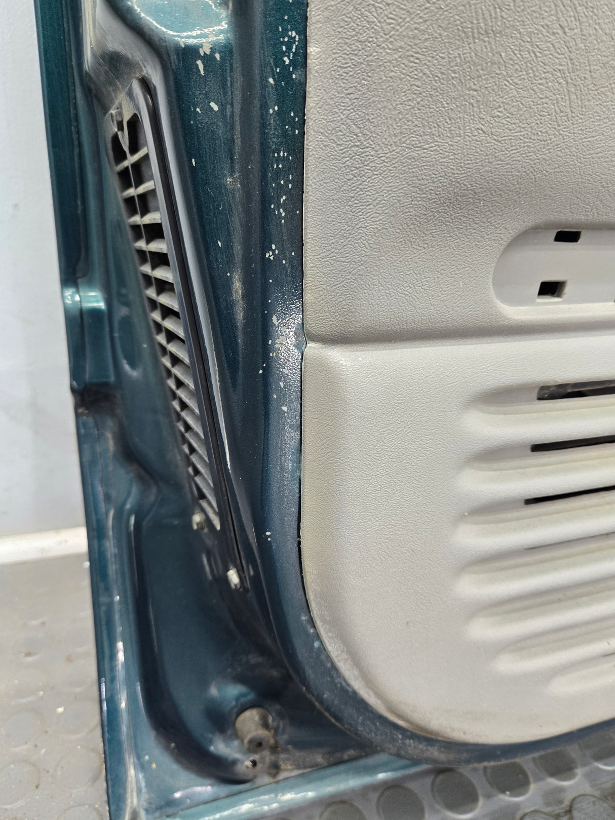 1988-2000 Chevrolet Silverado Suburban GMC Sierra LH Front Driver Side Door