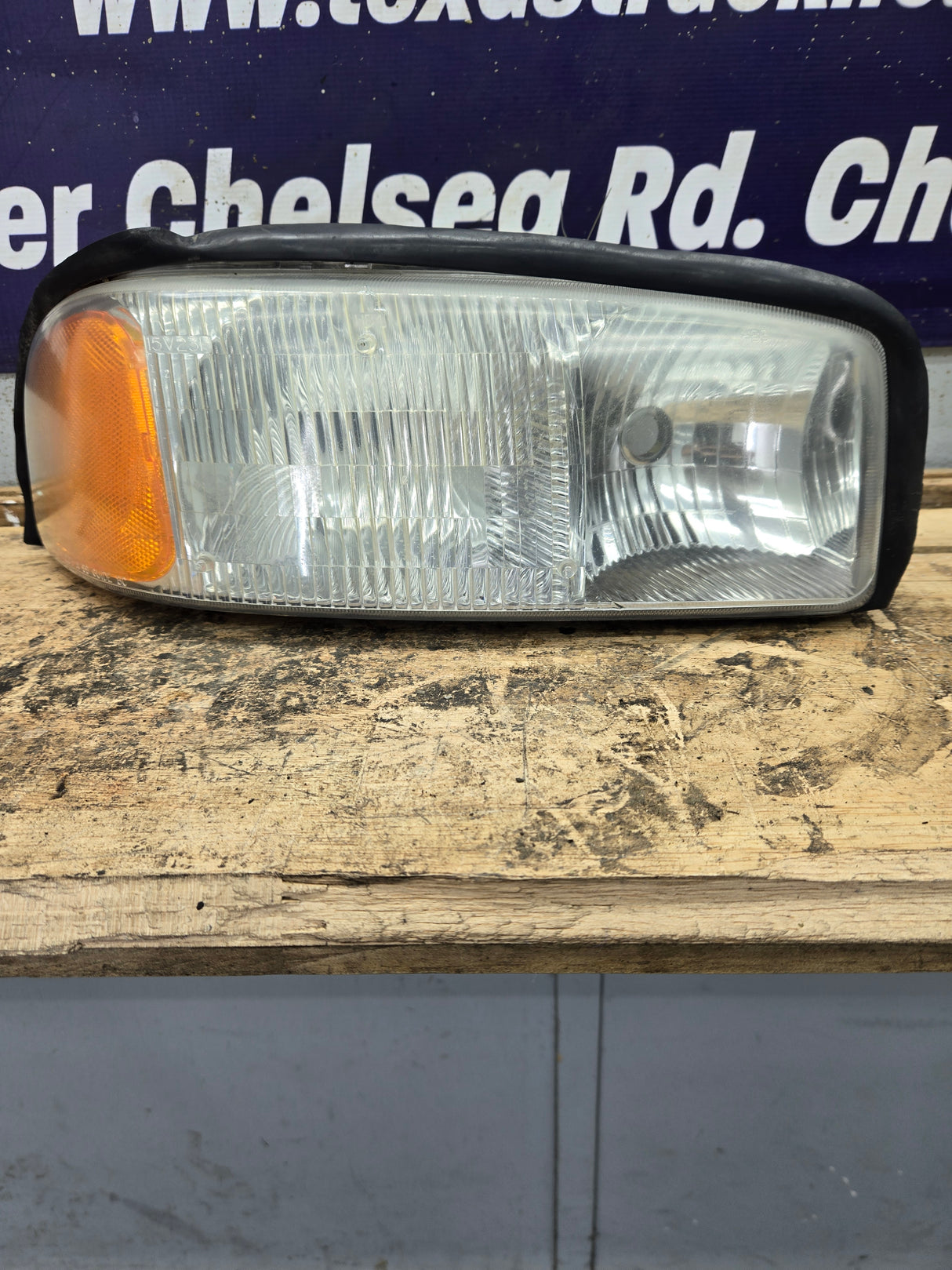 1999-2007 GMC Sierra Yukon 1500 2500 3500 RH Passenger Side Headlight Assembly 16524542