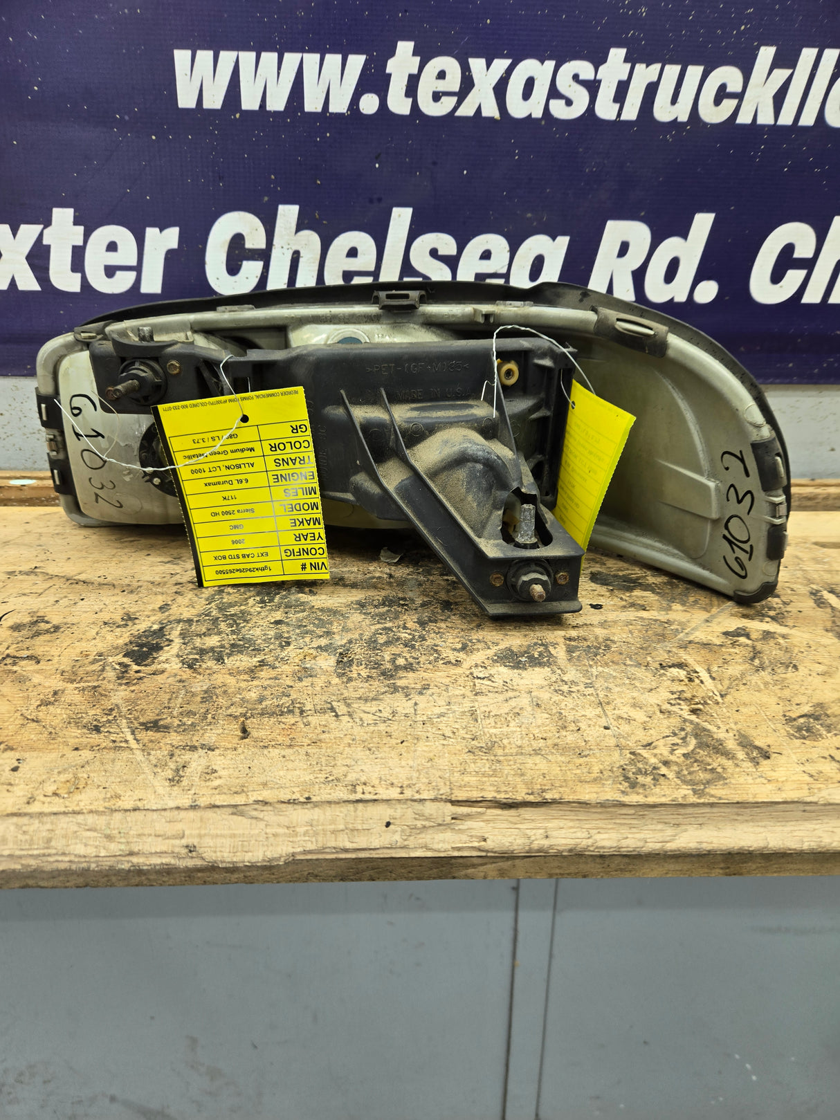 1999-2007 GMC Sierra Yukon 1500 2500 3500 RH Passenger Side Headlight Assembly 16524542