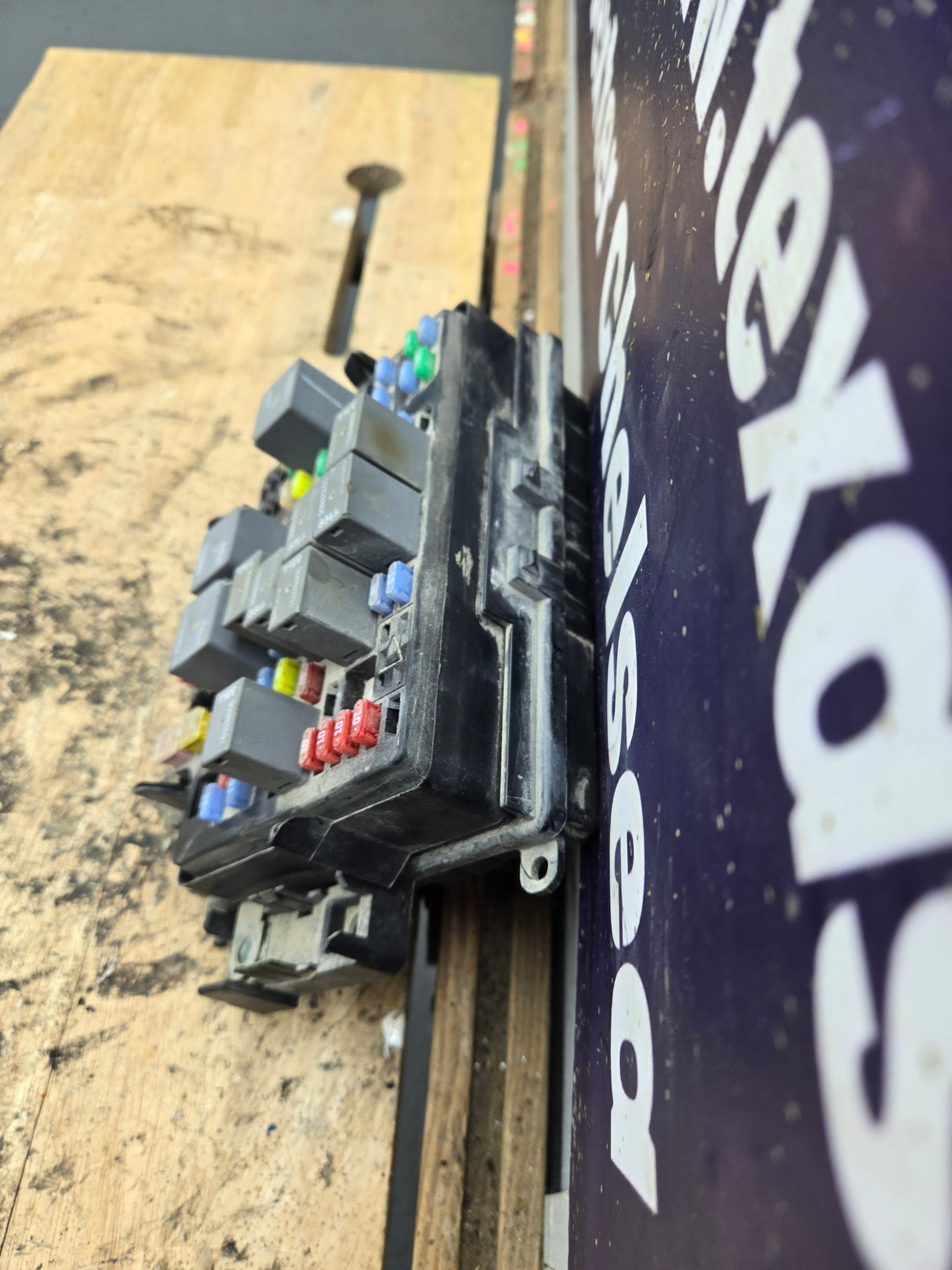 2003-2005 Chevrolet Silverado / GMC Sierra 1500 250 3500 Engine Bay Fuse Box - 15201928