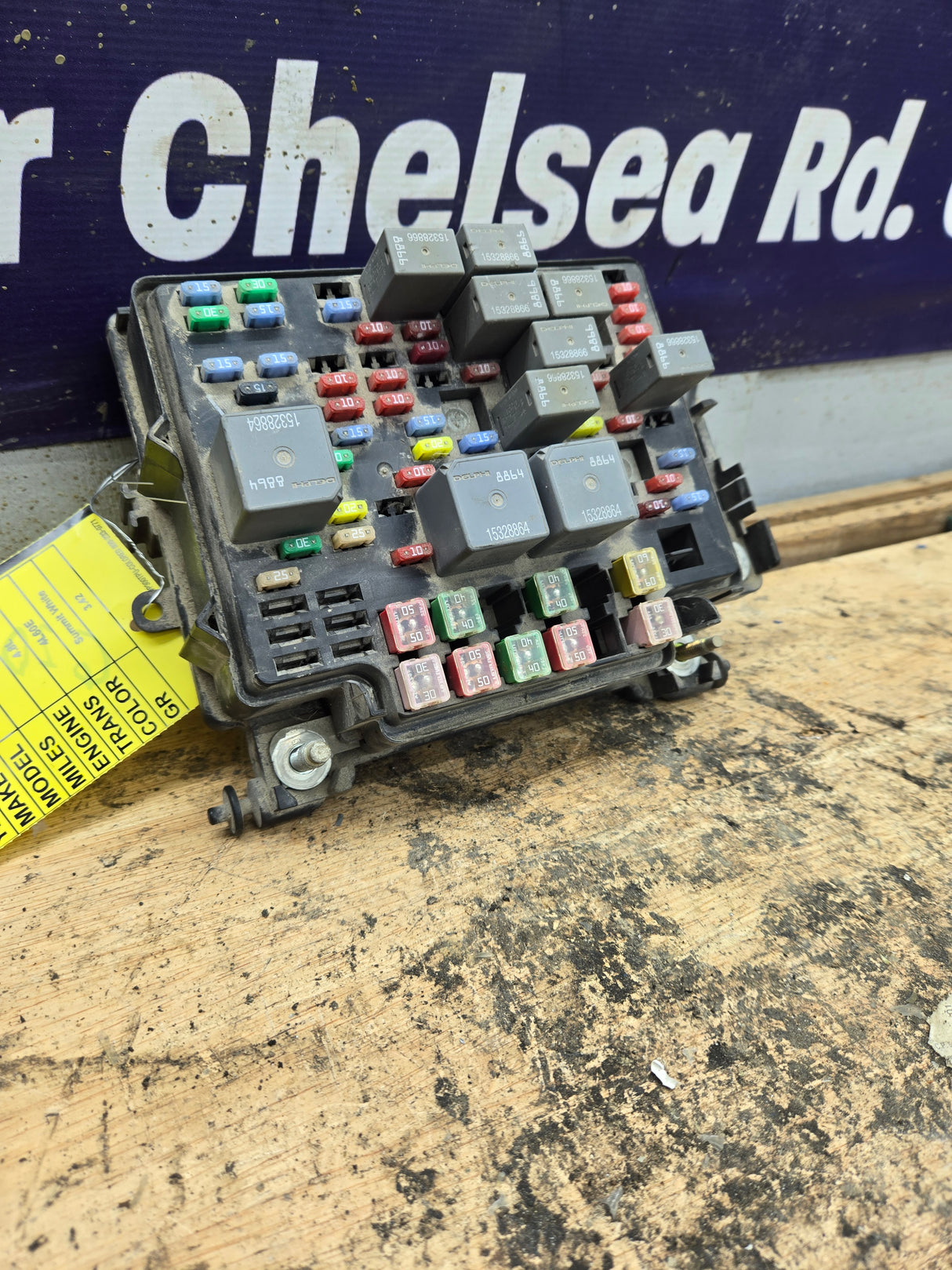 2003-2005 Chevrolet Silverado / GMC Sierra 1500 250 3500 Engine Bay Fuse Box - 15201928