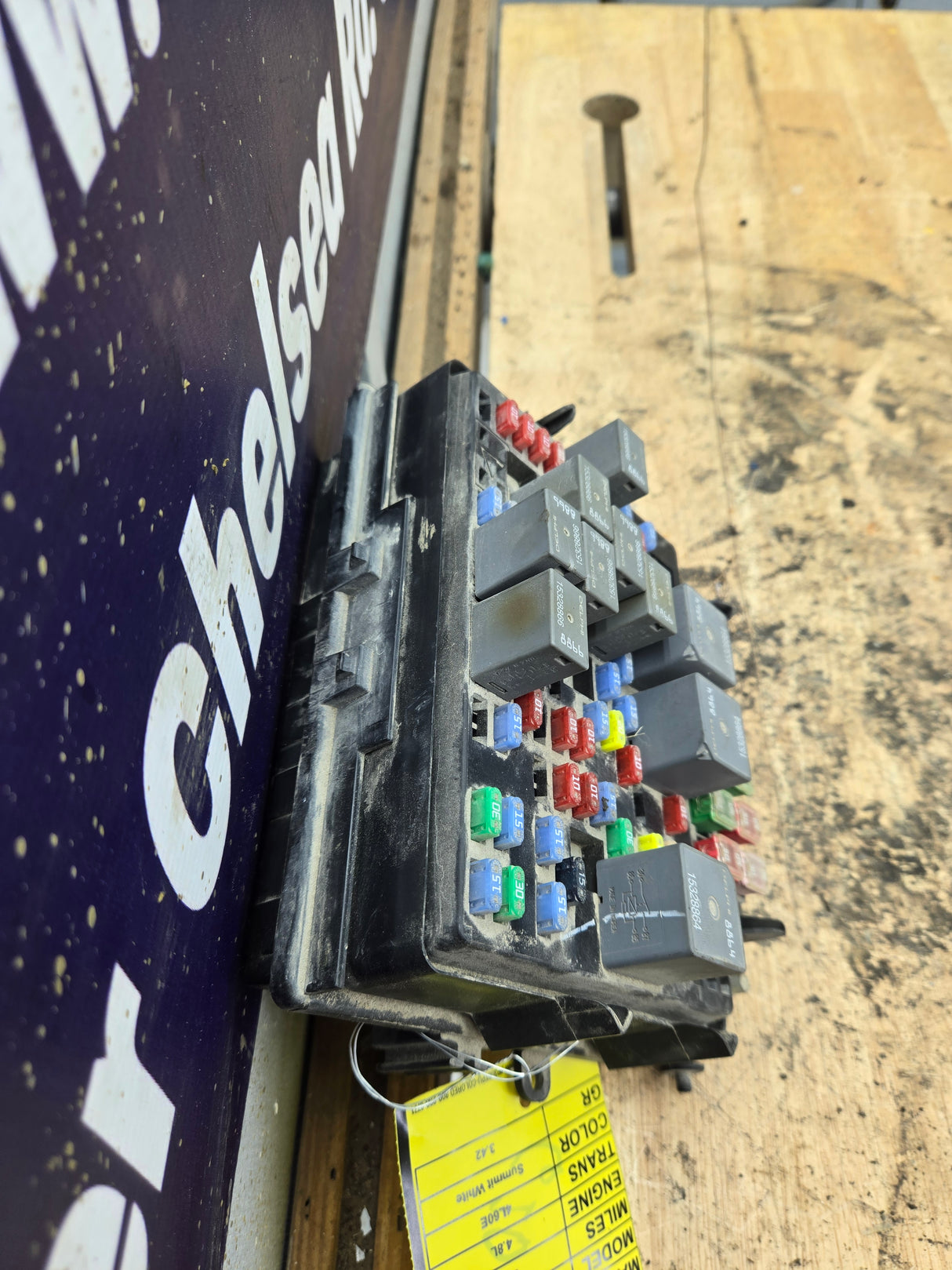 2003-2005 Chevrolet Silverado / GMC Sierra 1500 250 3500 Engine Bay Fuse Box - 15201928