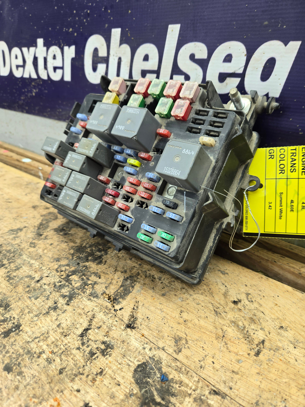 2003-2005 Chevrolet Silverado / GMC Sierra 1500 250 3500 Engine Bay Fuse Box - 15201928