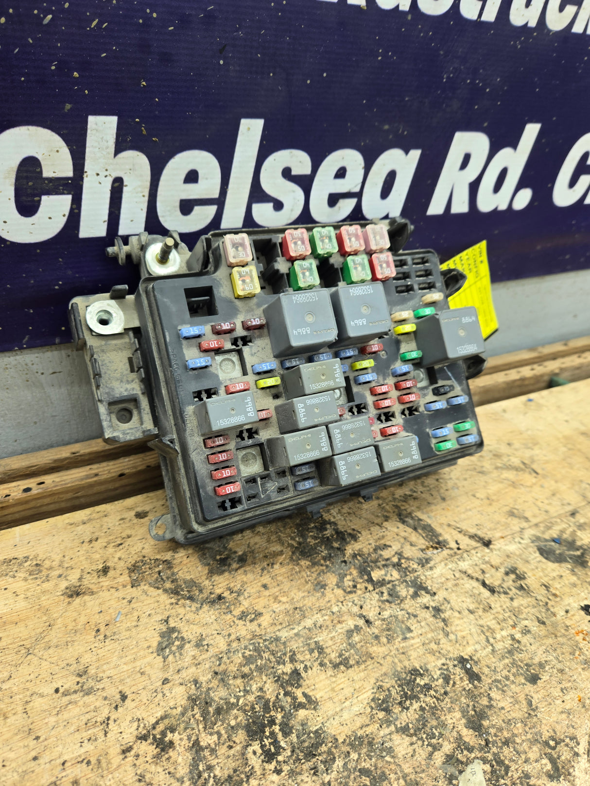 2003-2005 Chevrolet Silverado / GMC Sierra 1500 250 3500 Engine Bay Fuse Box - 15201928