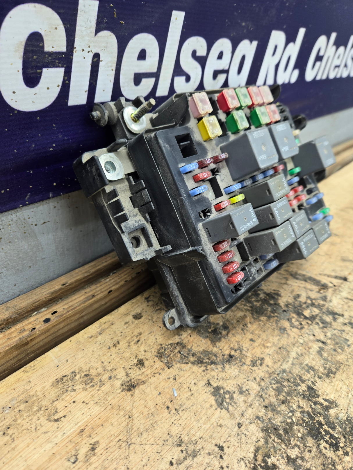 2003-2005 Chevrolet Silverado / GMC Sierra 1500 250 3500 Engine Bay Fuse Box - 15201928